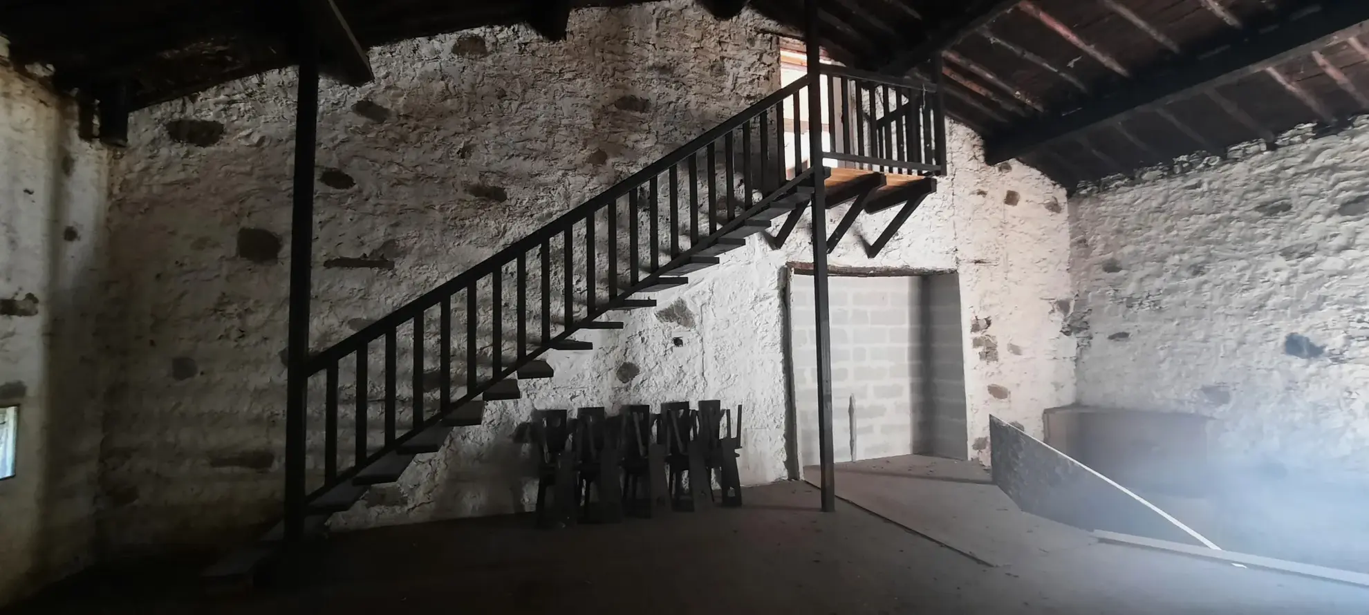 Ancienne salle de restaurant à rénover à Corsavy avec grand potentiel 