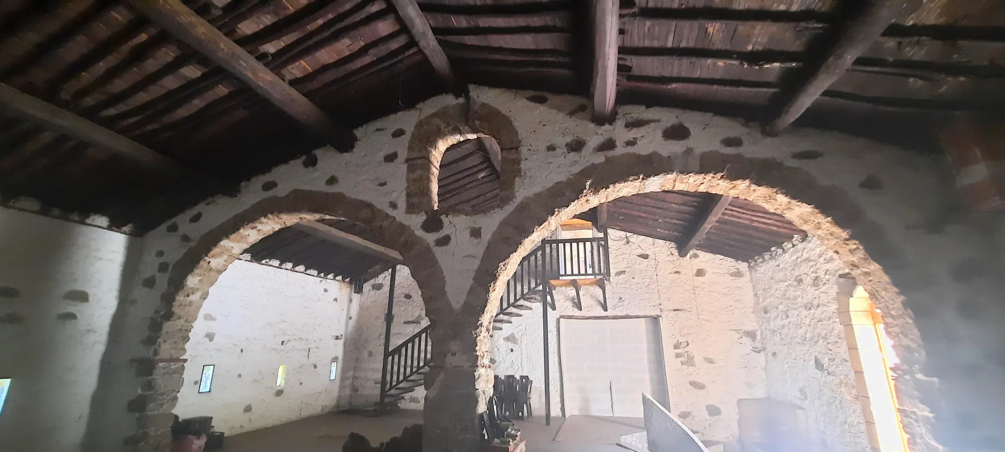 Ancienne salle de restaurant à rénover à Corsavy avec potentiel, gros œuvre à personnaliser