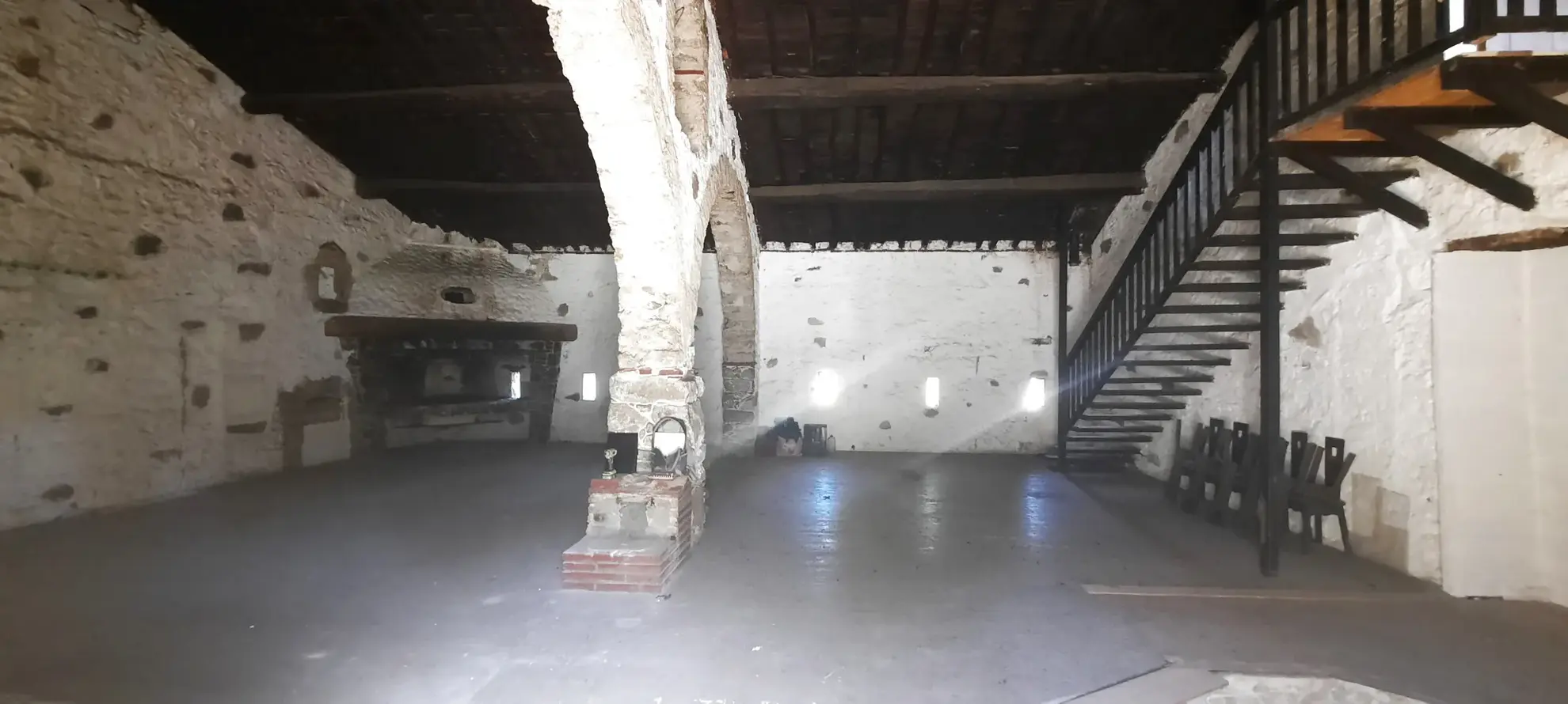 Ancienne salle de restaurant à rénover à Corsavy avec grand potentiel 
