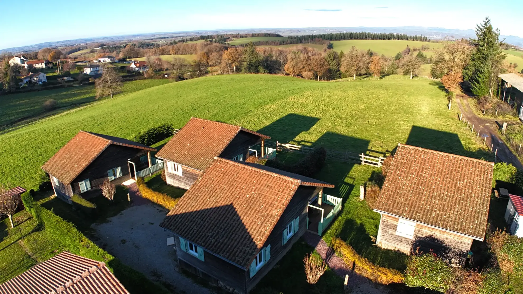 Investissez dans 4 chalets avec vue dégagée à Saint-Mamet-la-Salvetat