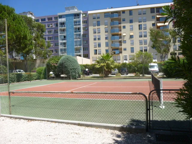 Appartement 2 pièces à Hyères centre-ville avec terrasse, piscine et parking privé 