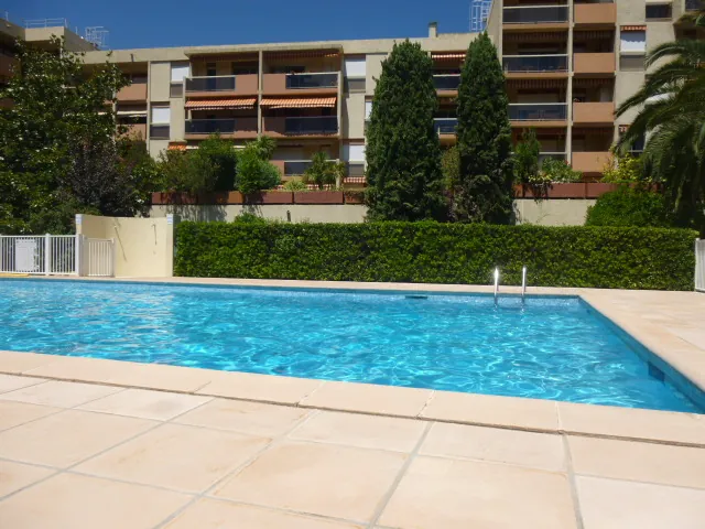 Appartement 2 pièces à Hyères centre-ville avec terrasse, piscine et parking privé 