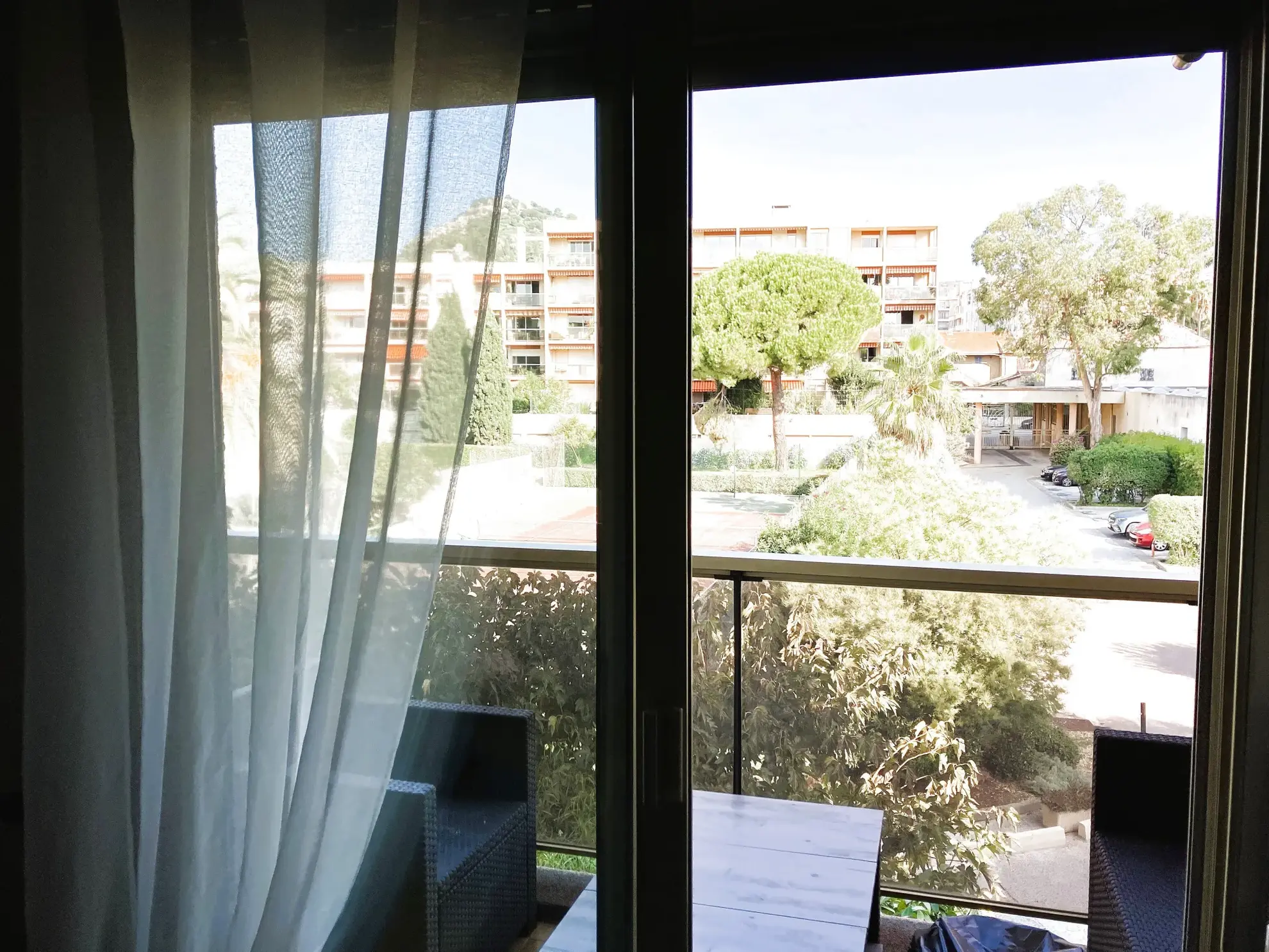 Appartement 2 pièces à Hyères centre-ville avec terrasse, piscine et parking privé 