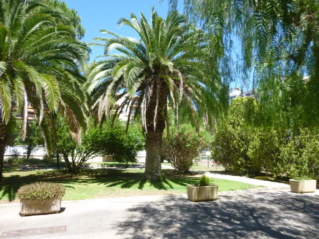 Appartement 2 pièces à Hyères centre-ville avec terrasse, piscine et parking privé 