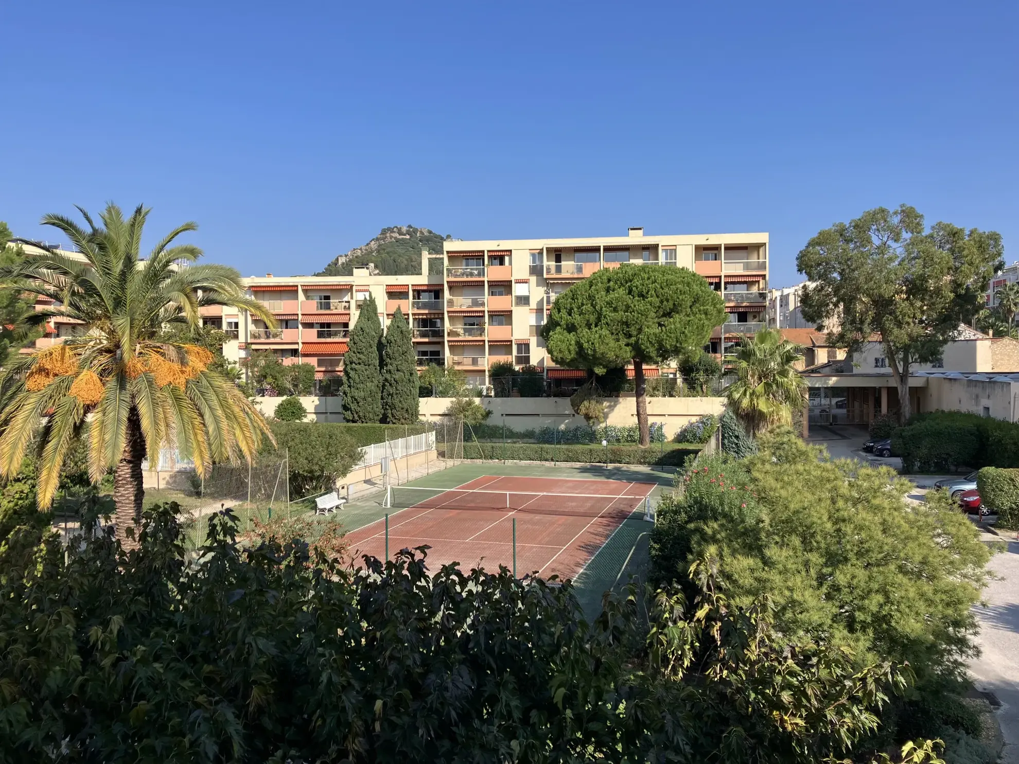 Appartement 2 pièces à Hyères centre-ville avec terrasse, piscine et parking privé 