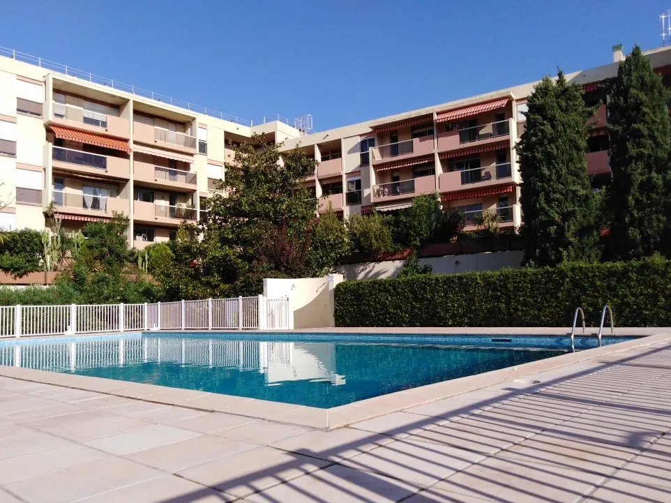 Appartement 2 pièces à Hyères centre-ville avec terrasse, piscine et parking privé