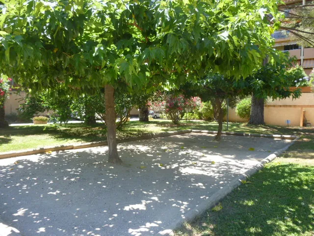 Appartement 2 pièces à Hyères centre-ville avec terrasse, piscine et parking privé 