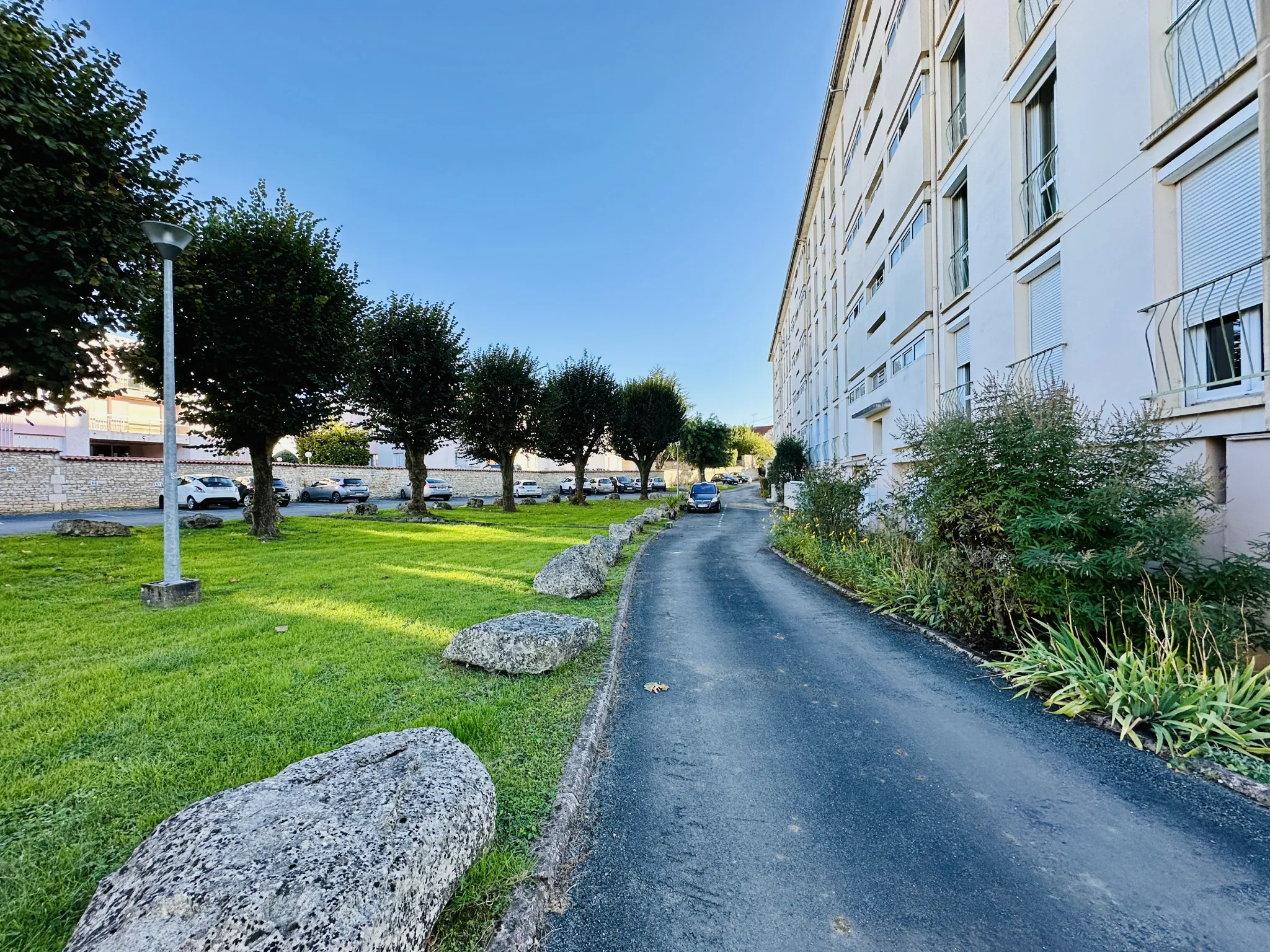 Appartement T3 rénové avec balcon et parking à Niort, secteur Avenue de Limoges 