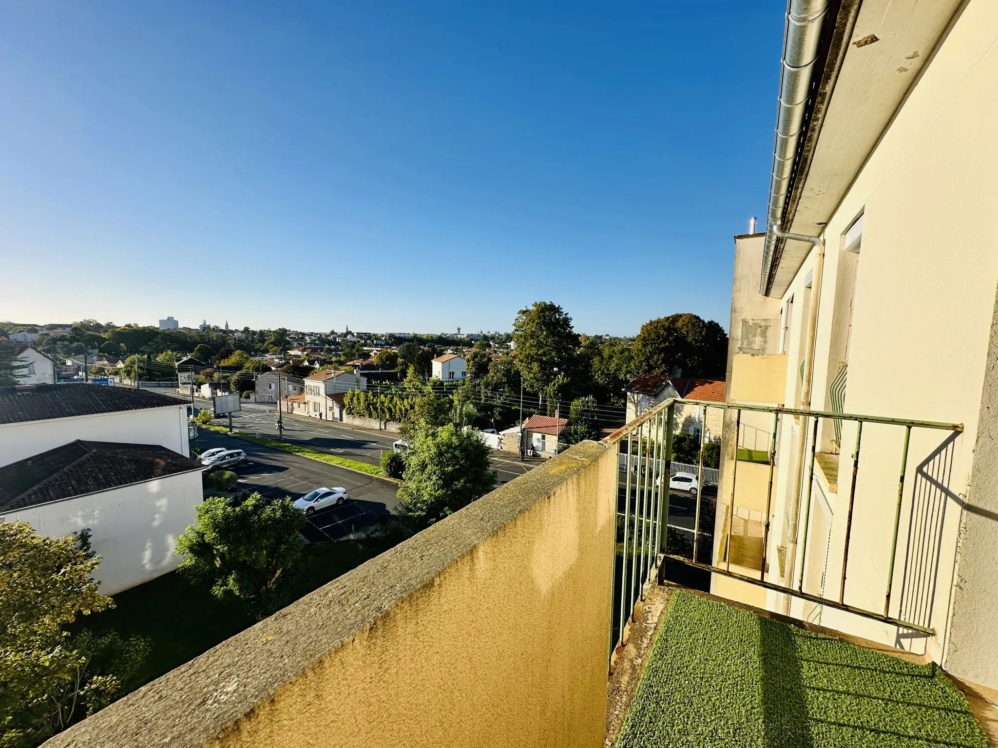 Appartement T3 rénové avec balcon et parking à Niort, secteur Avenue de Limoges 