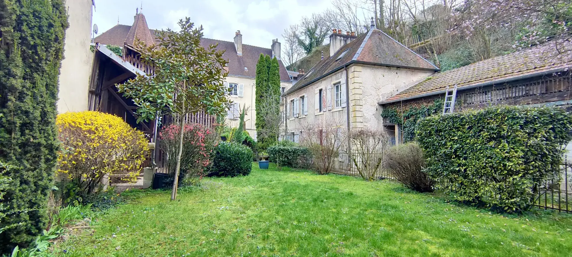 Appartement spacieux à Gray avec jardin privatif et dépendances