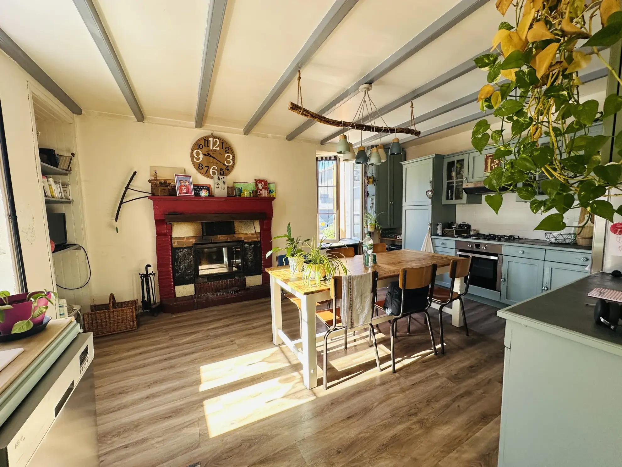 Charmante maison en pierre avec dépendances à Vouille, 3 chambres, terrain arboré 