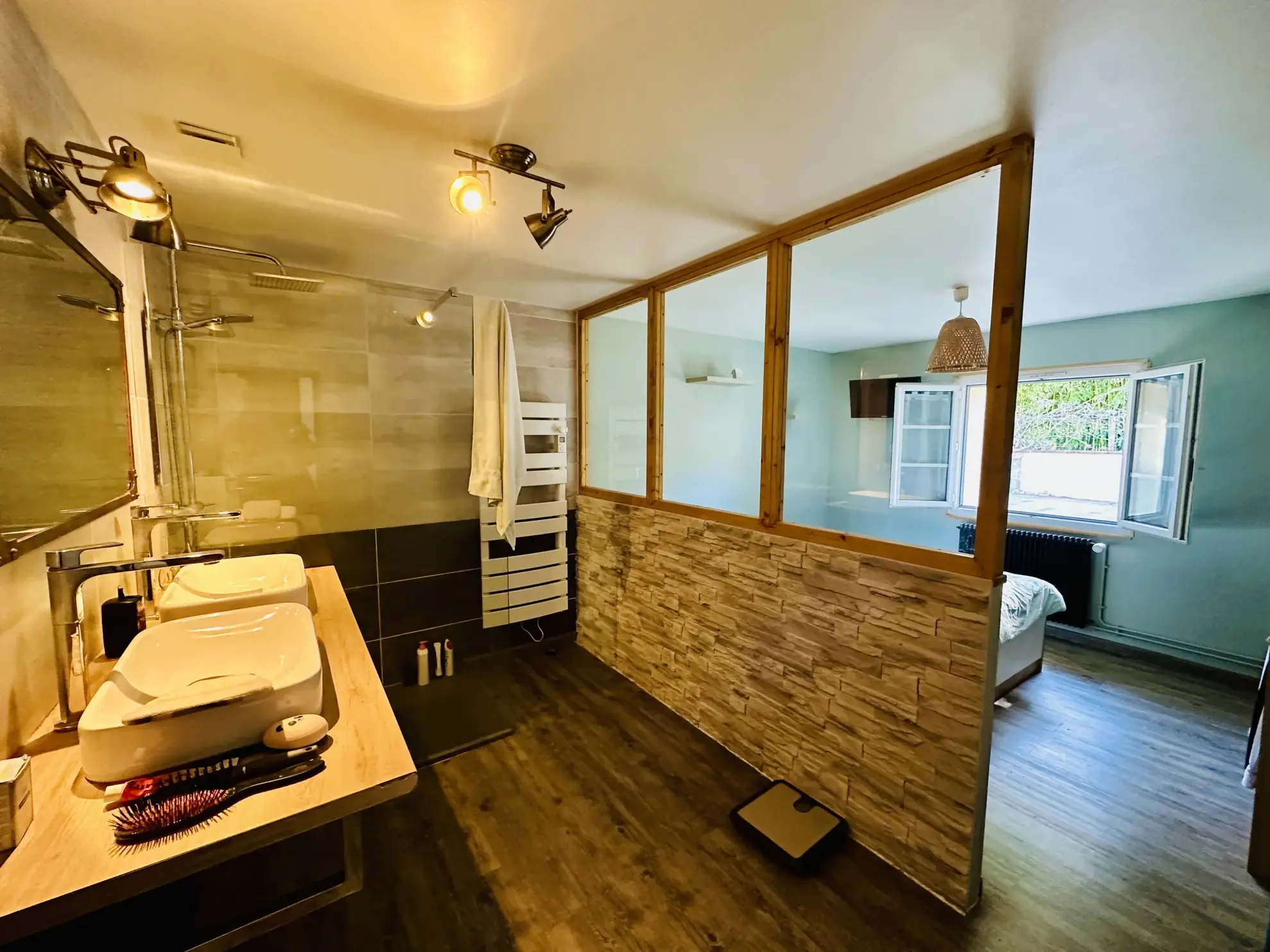 Charmante maison en pierre avec dépendances à Vouille, 3 chambres, terrain arboré 