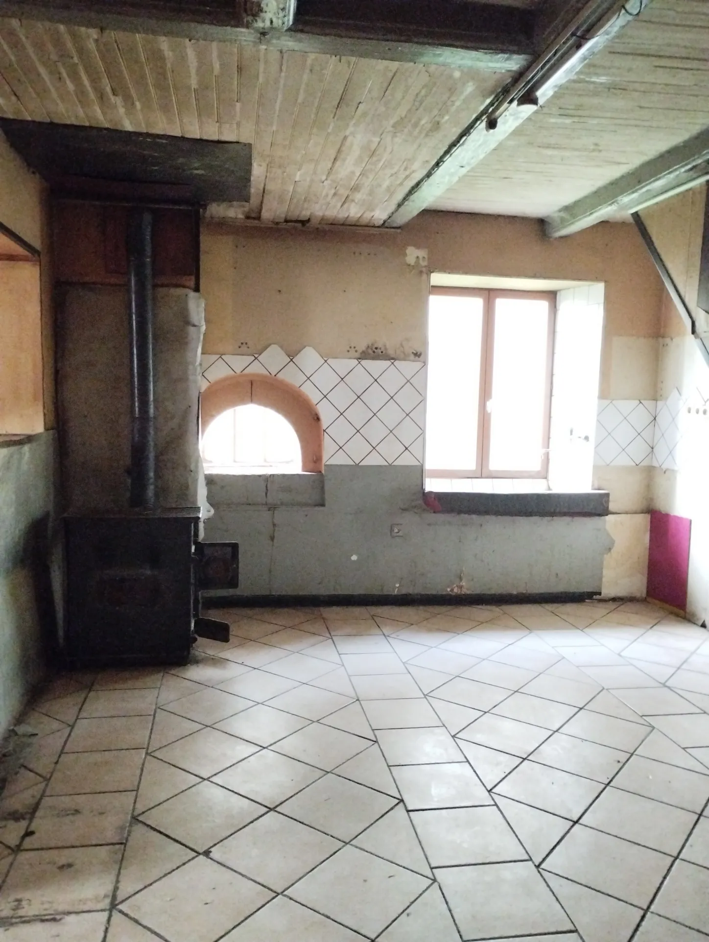 Maison à rénover avec terrasse ensoleillée, grand potentiel proche Lunéville