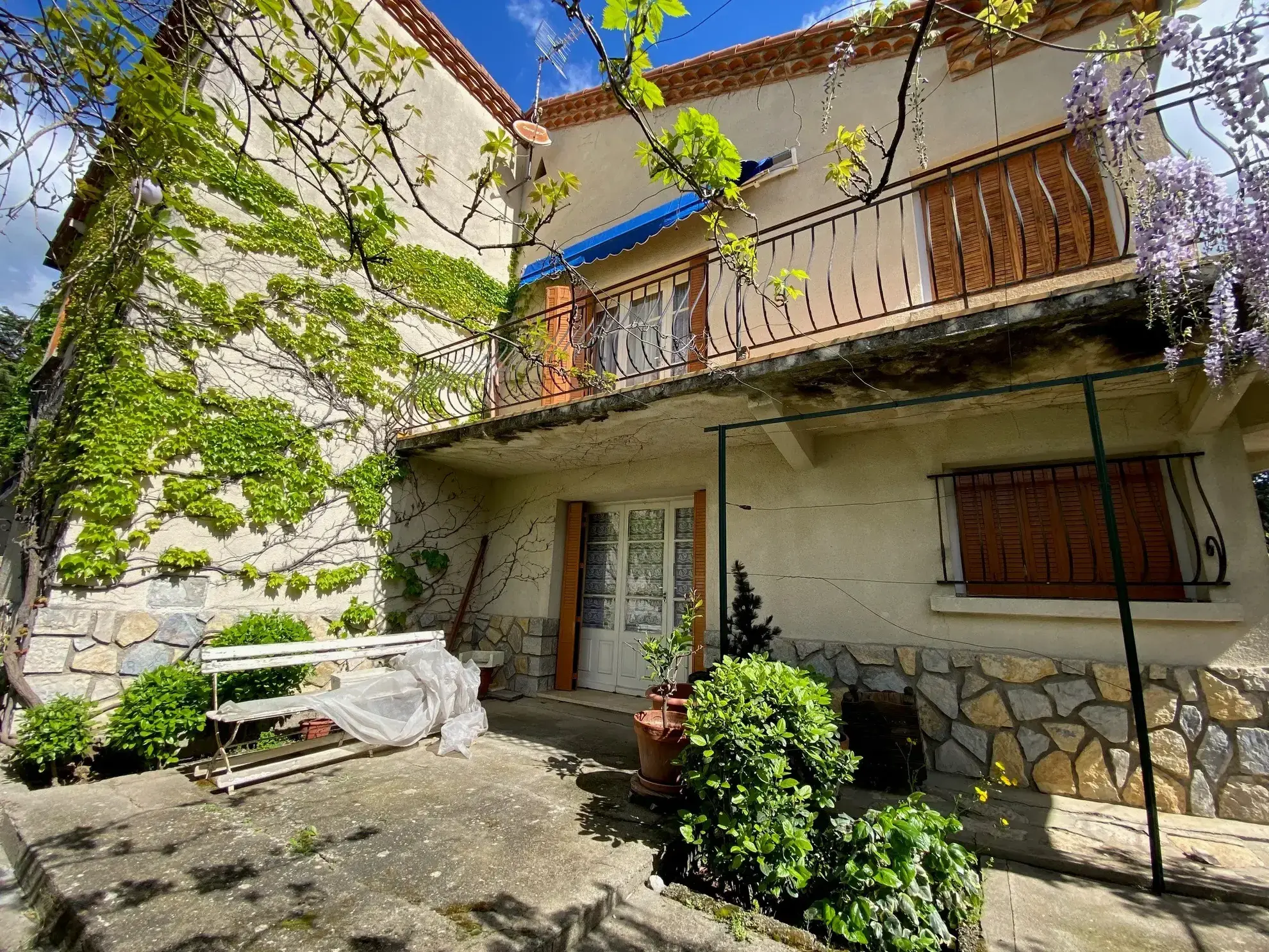 Maison à vendre à Nîmes avec garage, dépendances et grand terrain — Opportunité à saisir