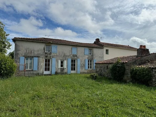 Maison en pierres à rénover à Saint Hermine avec dépendances et jardin