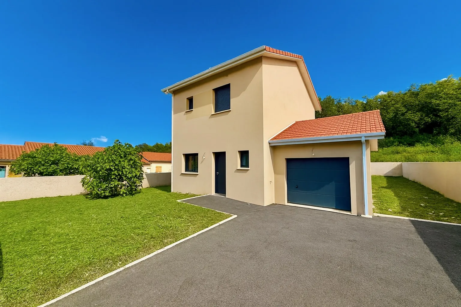 Maison neuve 110 m² à Viriville dans secteur calme avec prestations modernes 