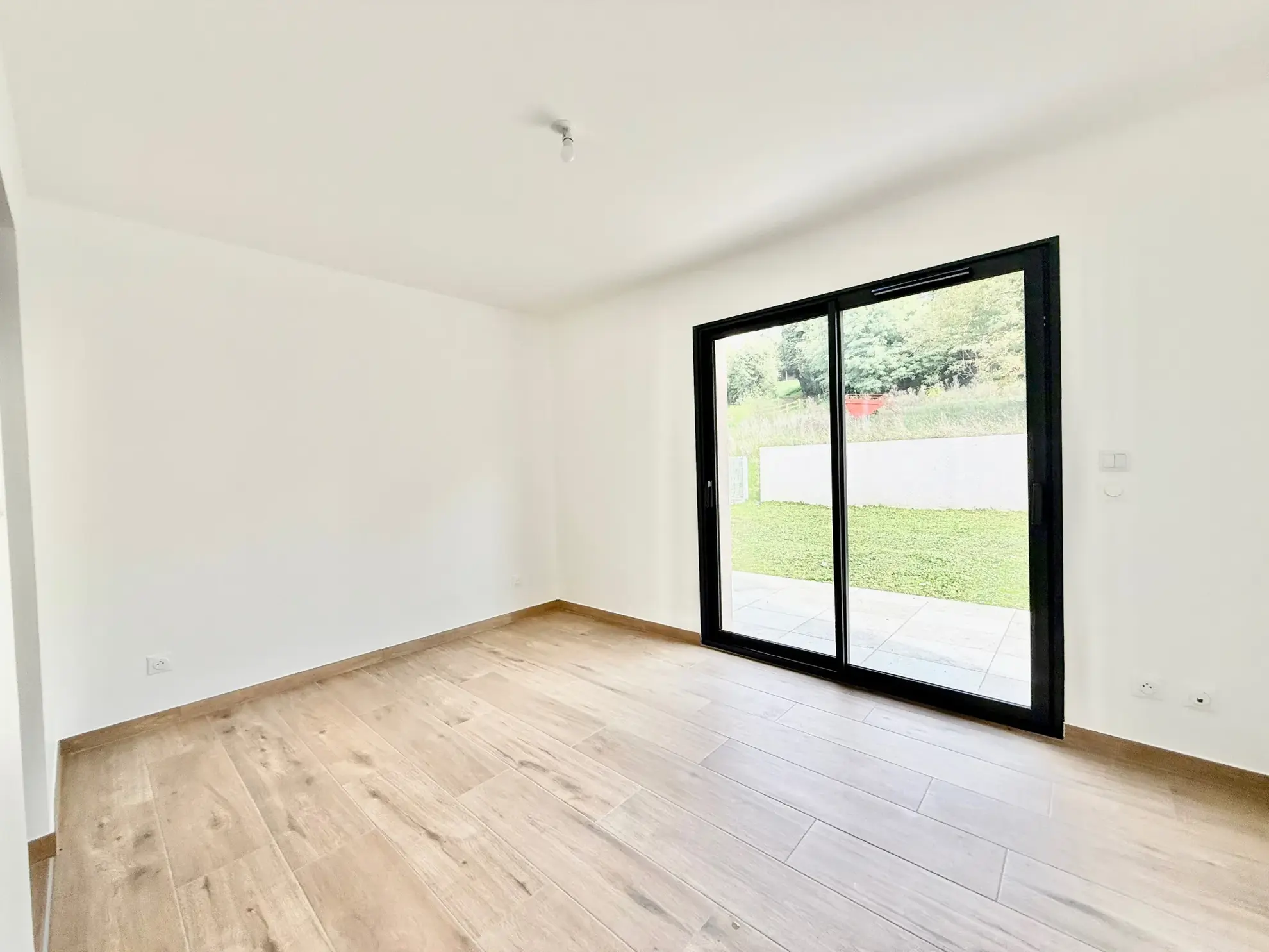 Maison neuve 110 m² à Viriville dans secteur calme avec prestations modernes 