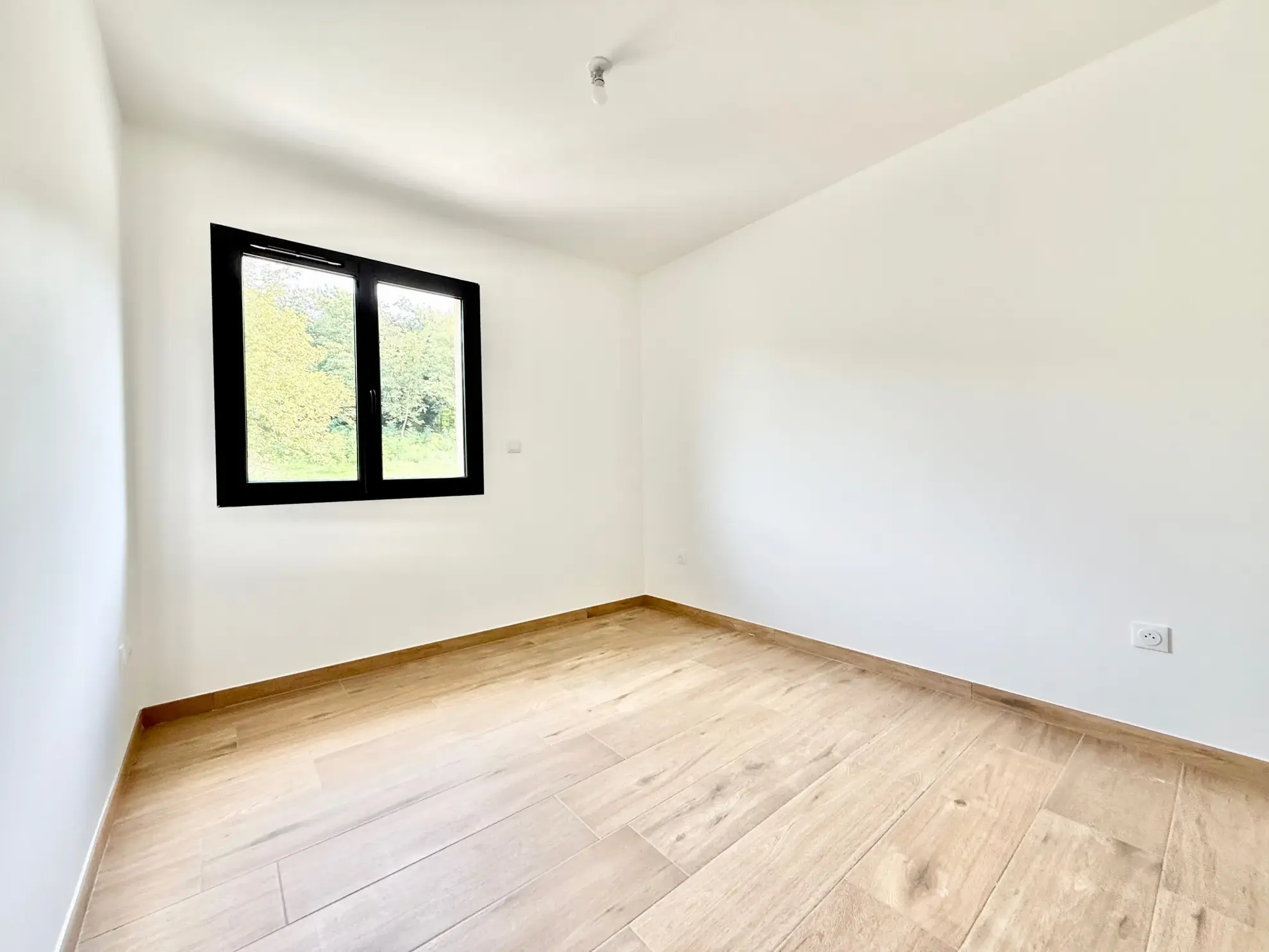 Maison neuve 110 m² à Viriville dans secteur calme avec prestations modernes 