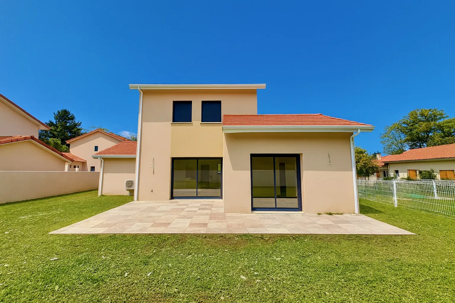 Maison neuve 110 m² à Viriville dans secteur calme avec prestations modernes 