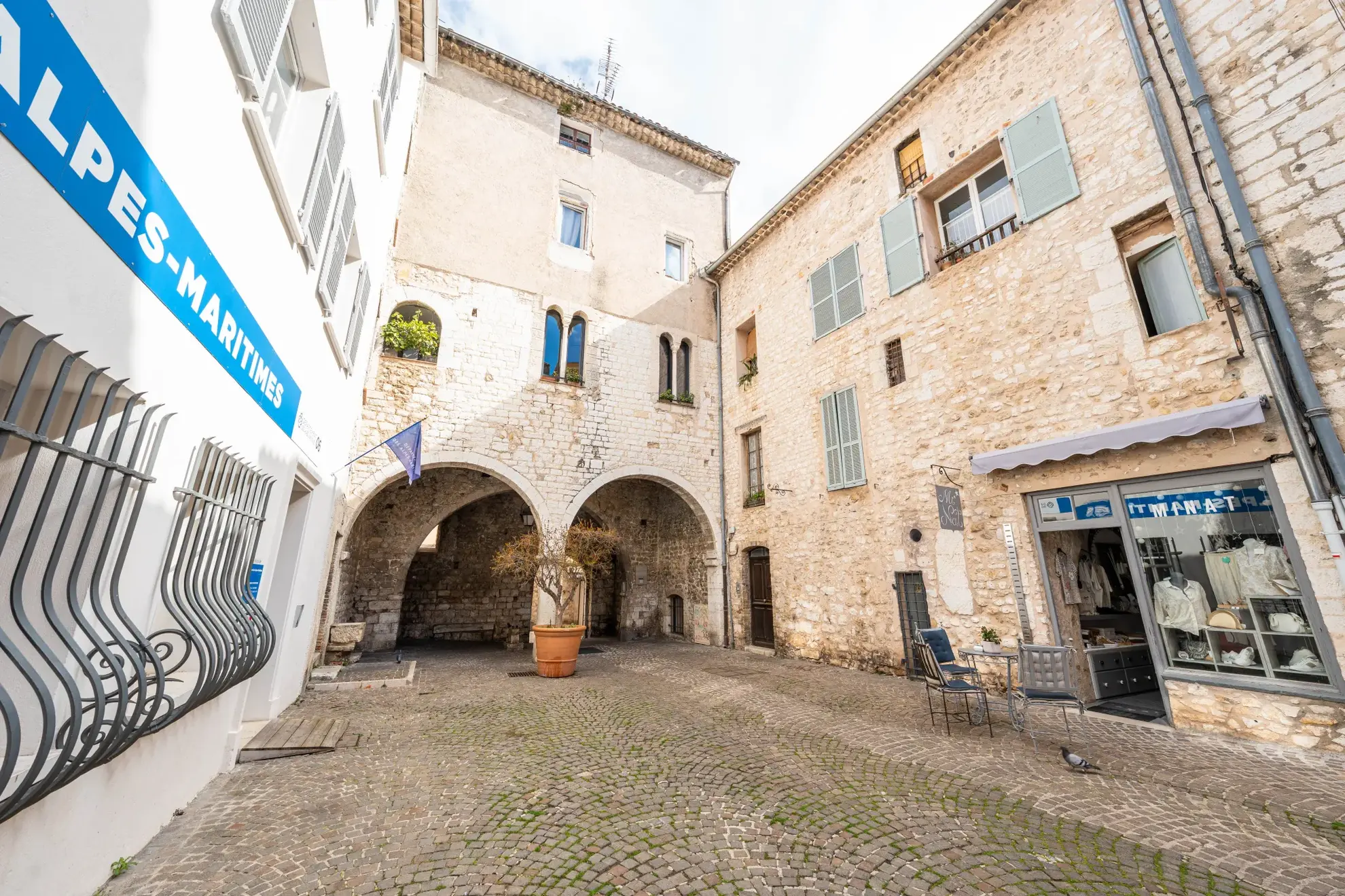 Appartement authentique de 54 m² à Vence, idéal pour rénovation dans le vieux village 