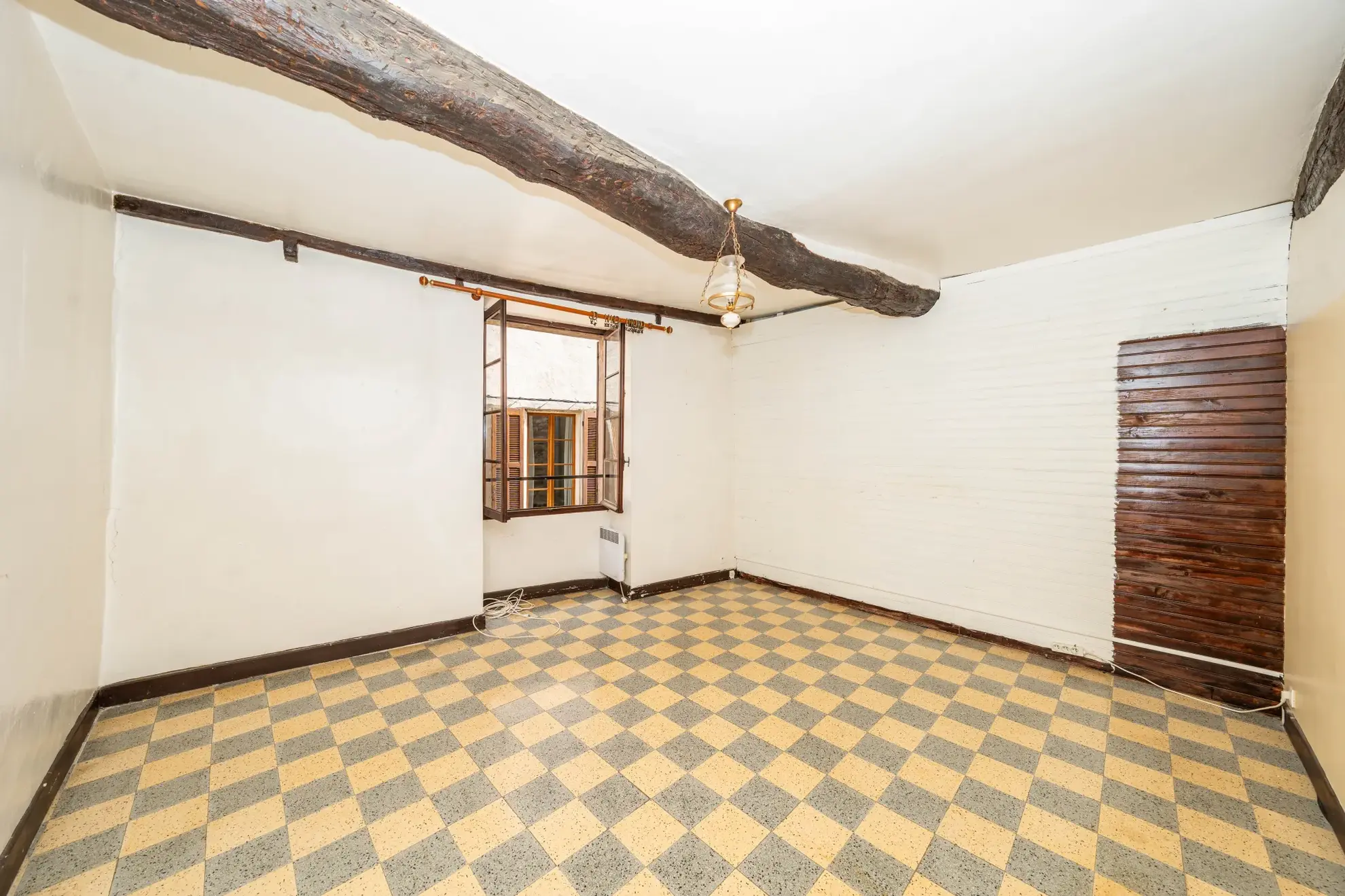 Appartement authentique de 54 m² à Vence, idéal pour rénovation dans le vieux village 