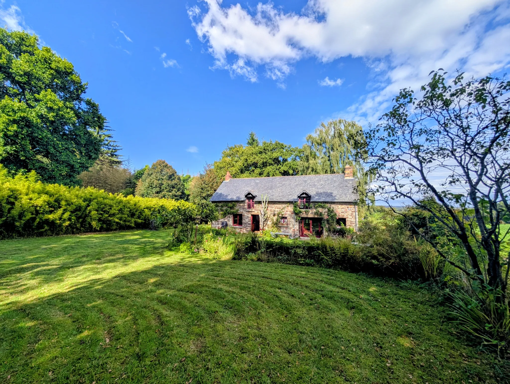 Charmante longère en pierre avec terrain arboré à Paimpont en Brocéliande