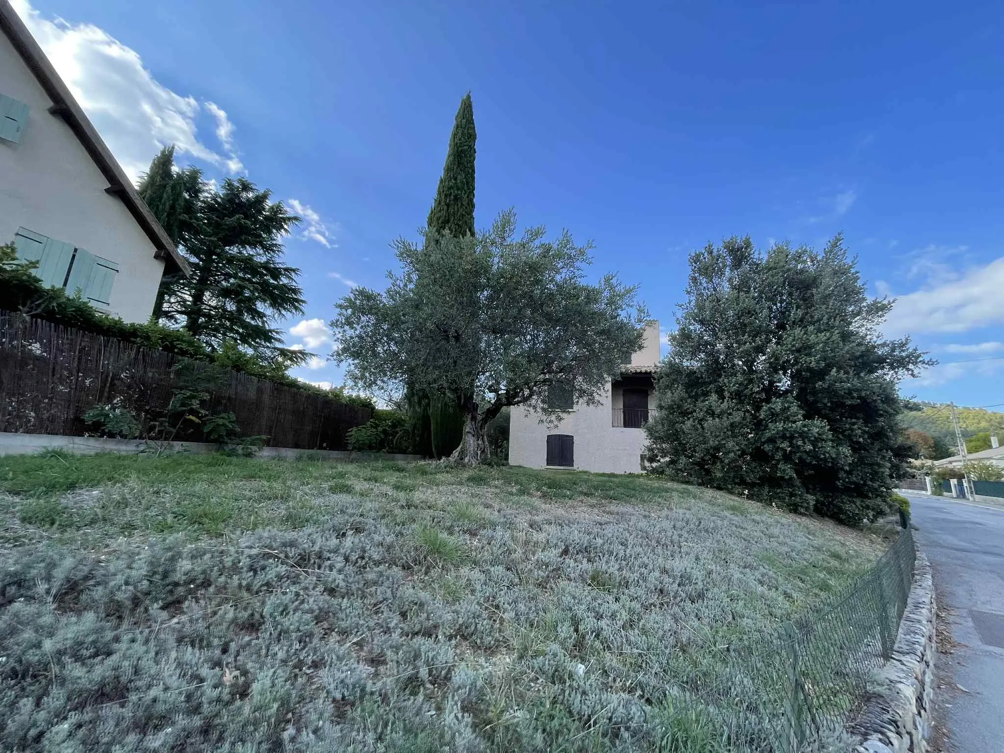 Maison à rénover avec jardin, garage et 3 chambres à Sisteron 04200 