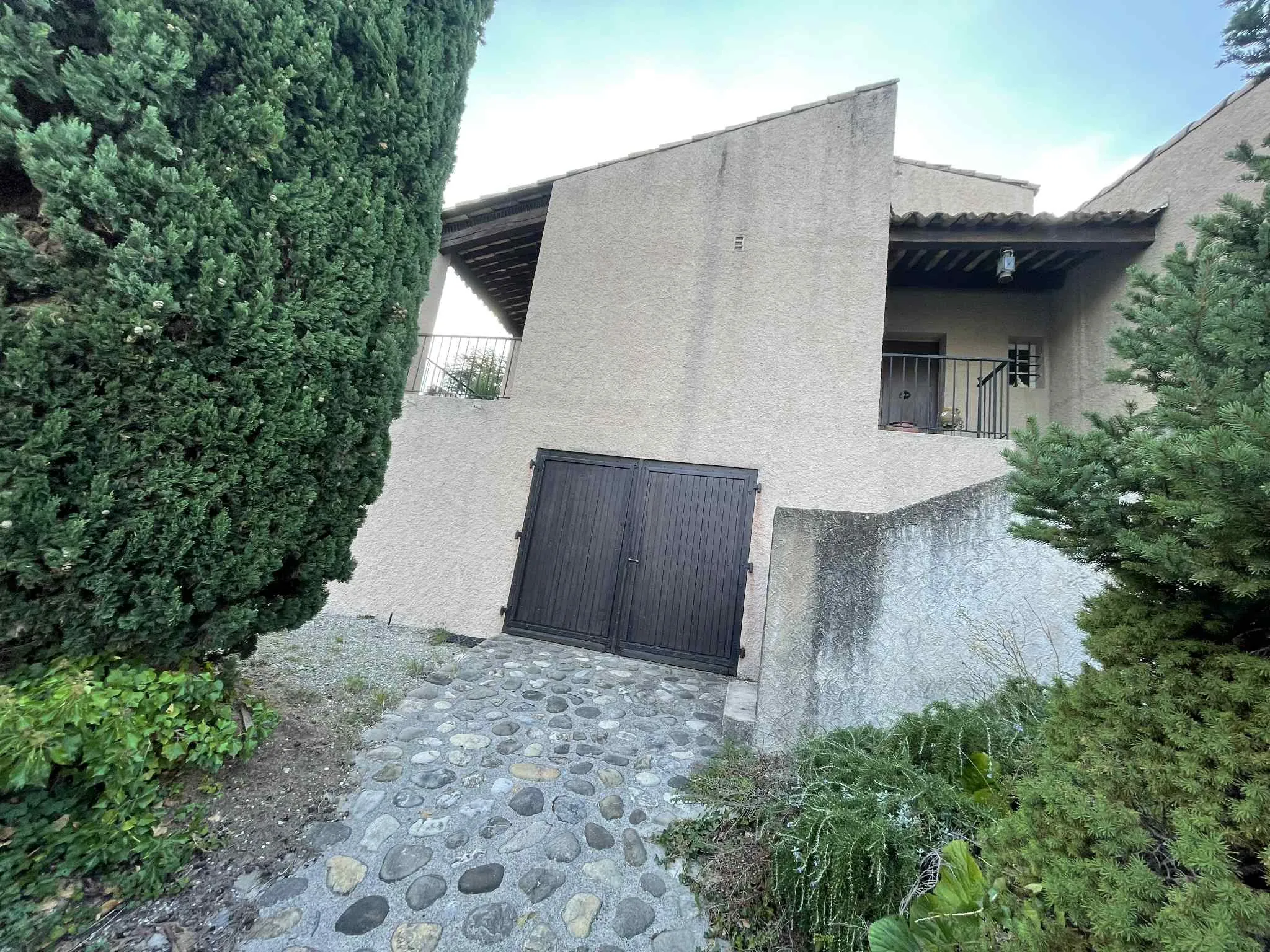 Maison à rénover avec jardin, garage et 3 chambres à Sisteron 04200 