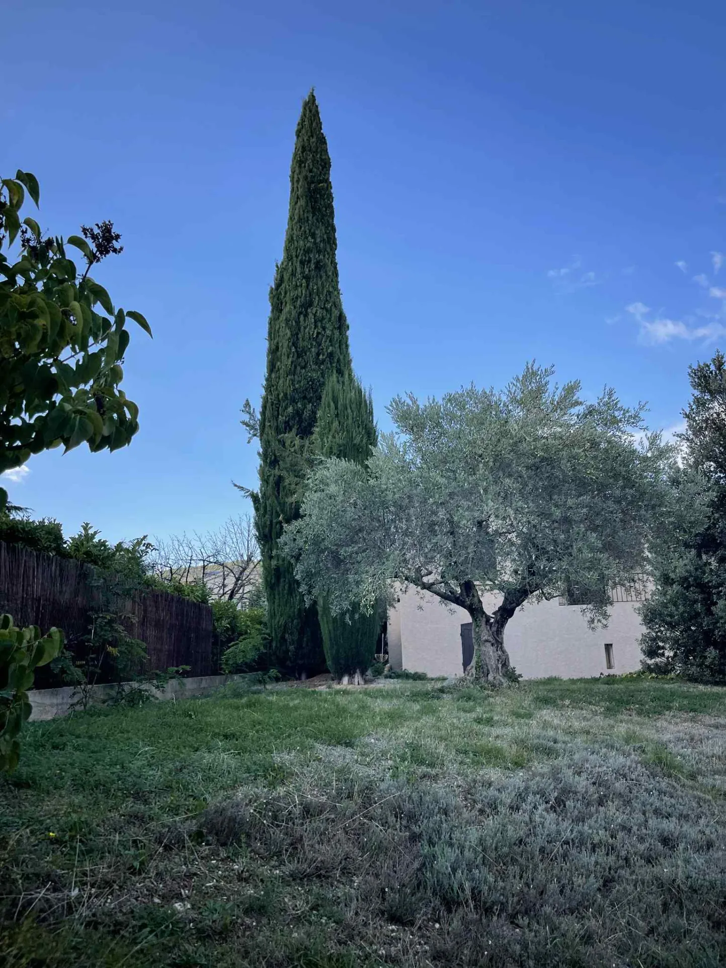 Maison à rénover avec jardin, garage et 3 chambres à Sisteron 04200 