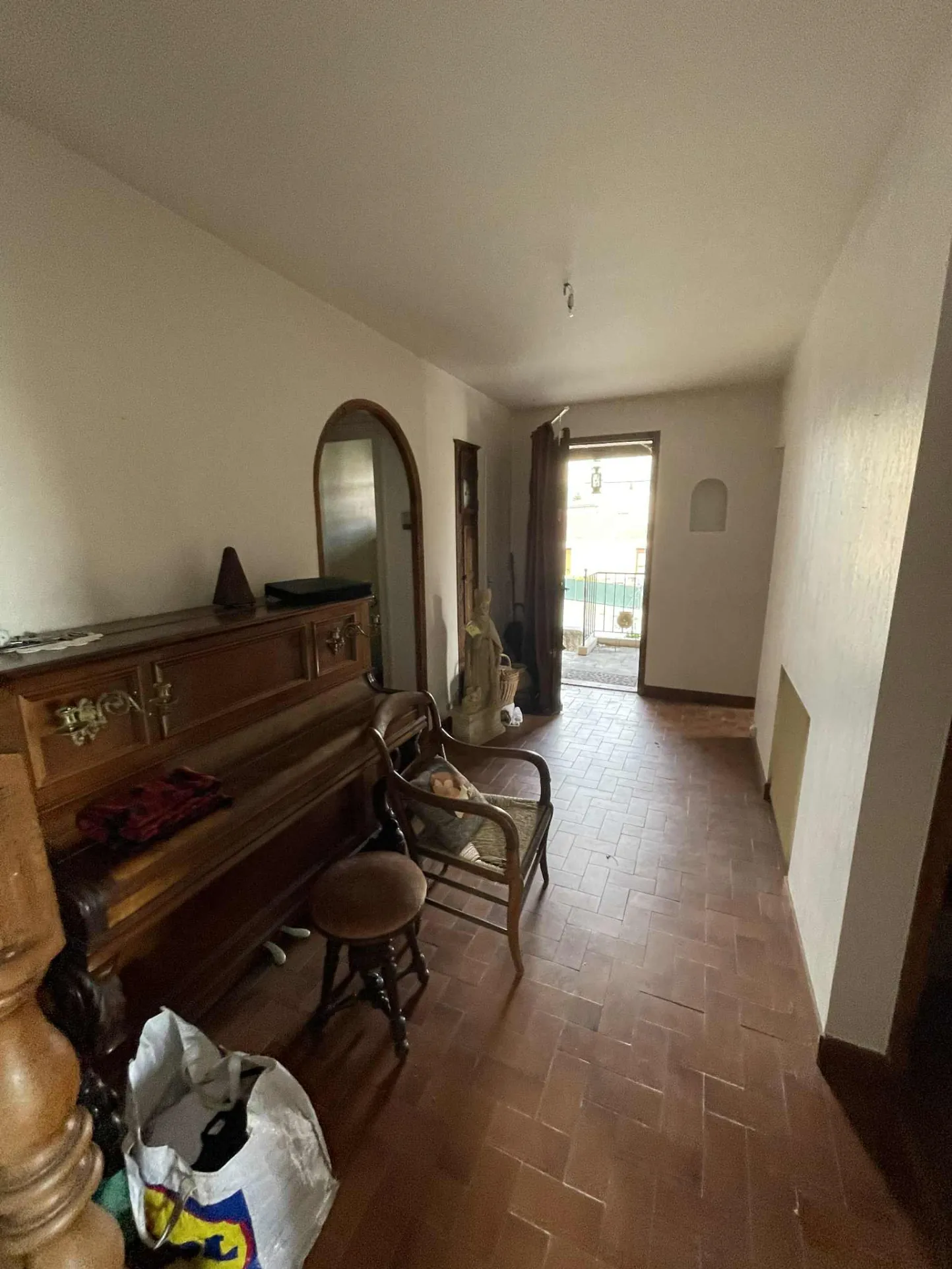 Maison à rénover avec jardin, garage et 3 chambres à Sisteron 04200 