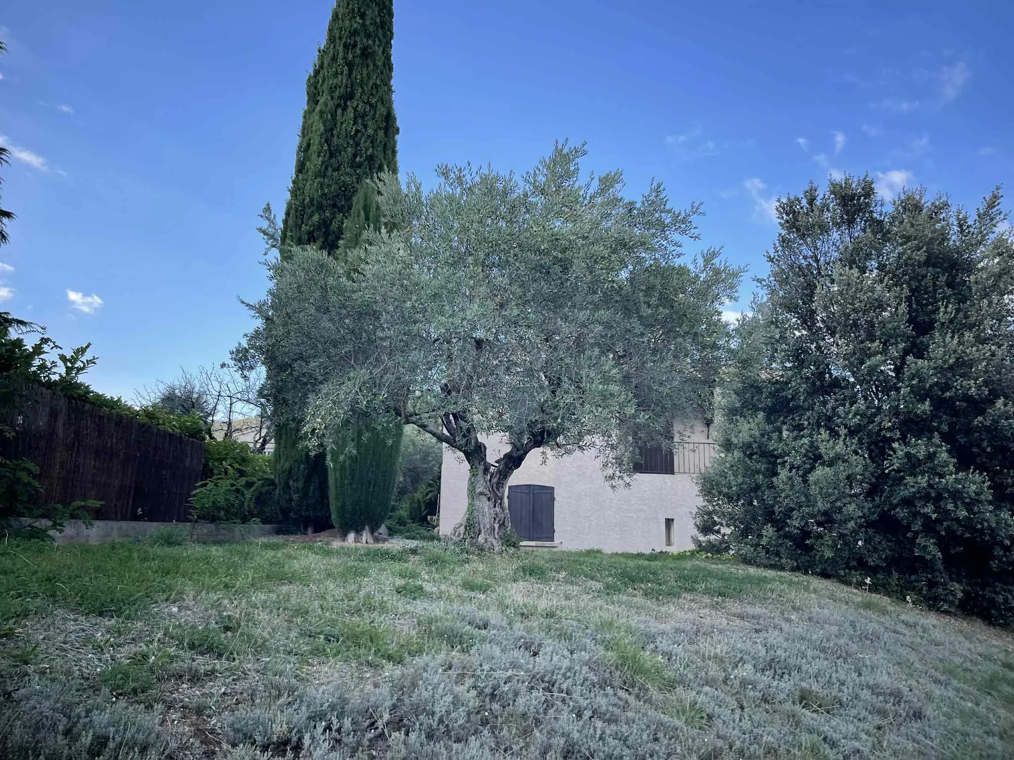 Maison à rénover avec jardin, garage et 3 chambres à Sisteron 04200 