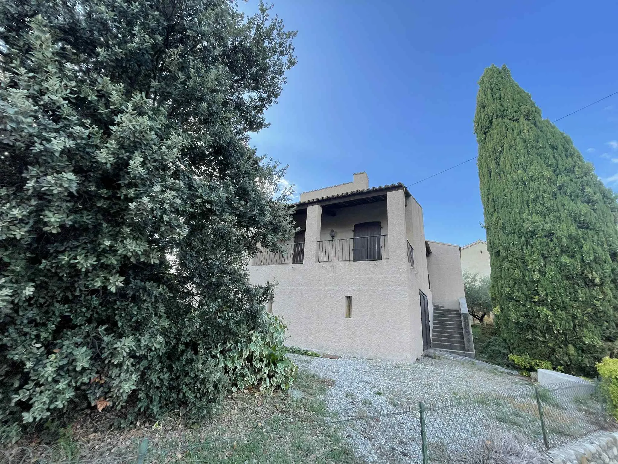 Maison à rénover avec jardin, garage et 3 chambres à Sisteron 04200 