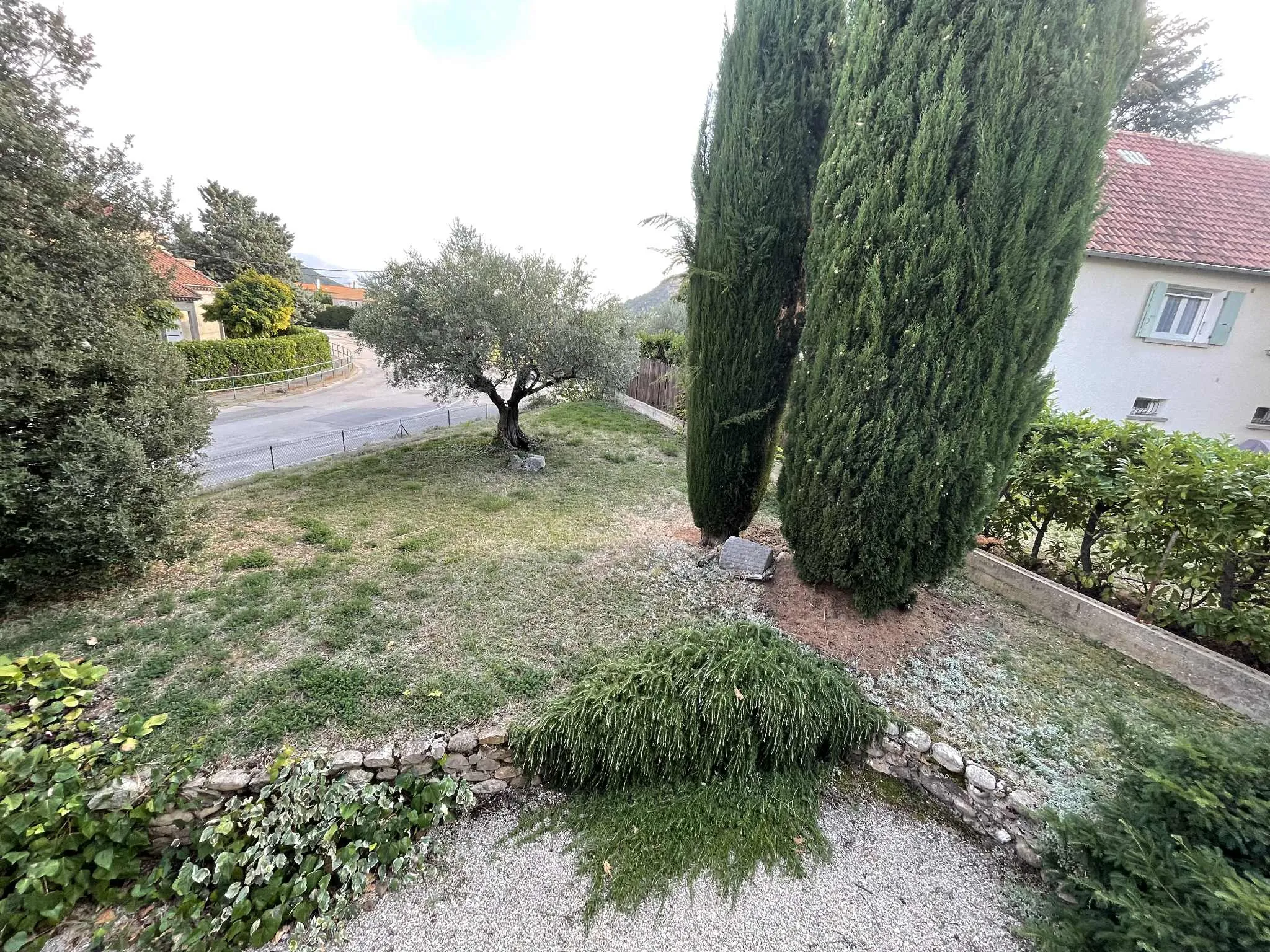 Maison à rénover avec jardin, garage et 3 chambres à Sisteron 04200 