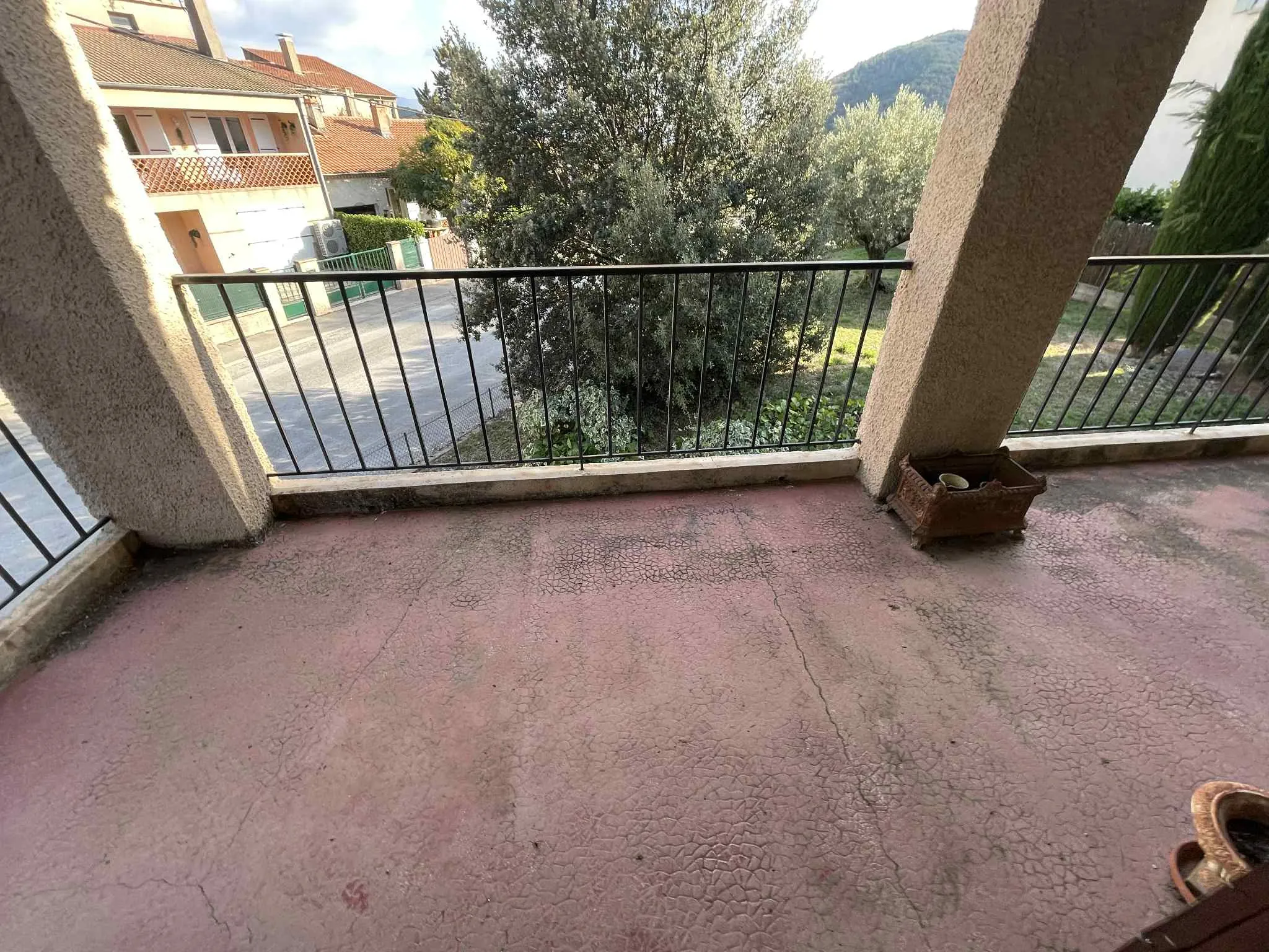 Maison à rénover avec jardin, garage et 3 chambres à Sisteron 04200 