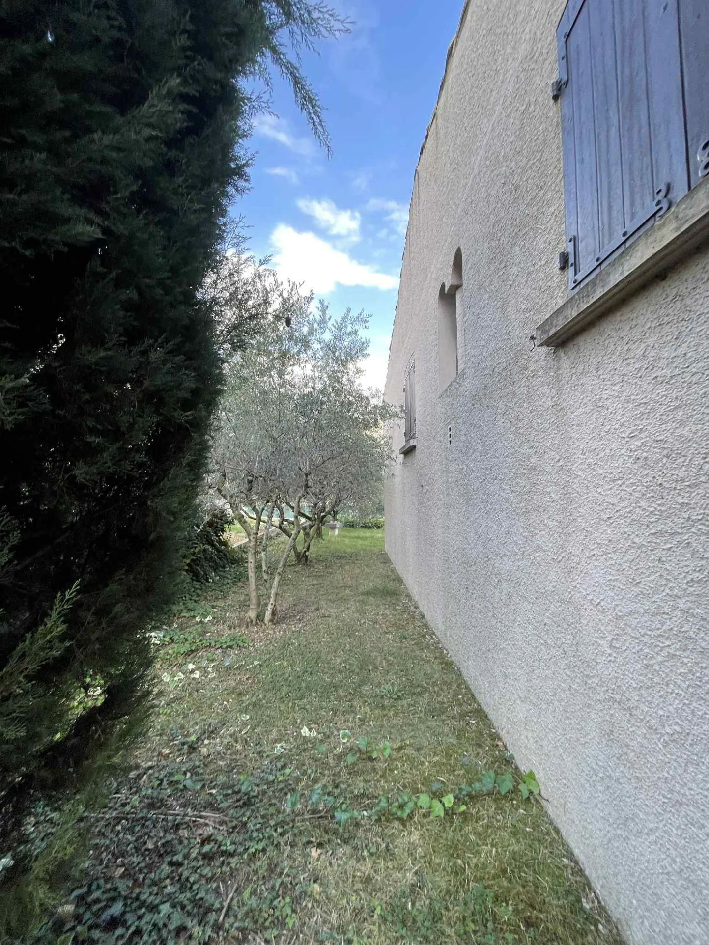 Maison à rénover avec jardin, garage et 3 chambres à Sisteron 04200 