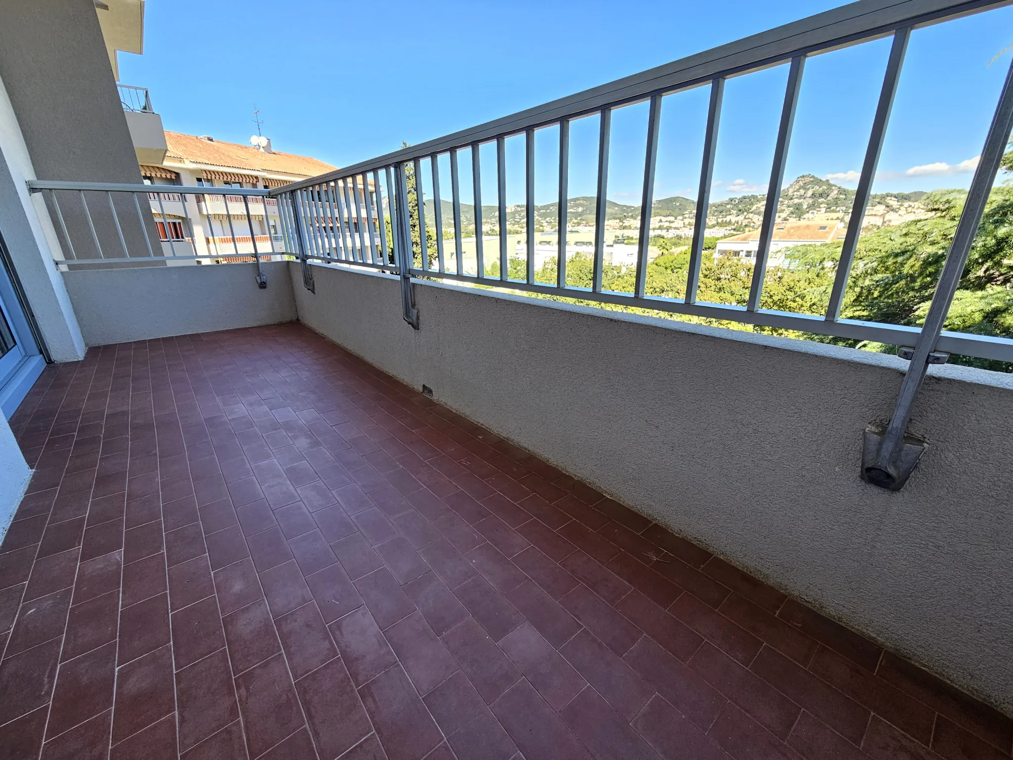 Appartement T3 lumineux de 68 m² avec parking et cave à Hyères 
