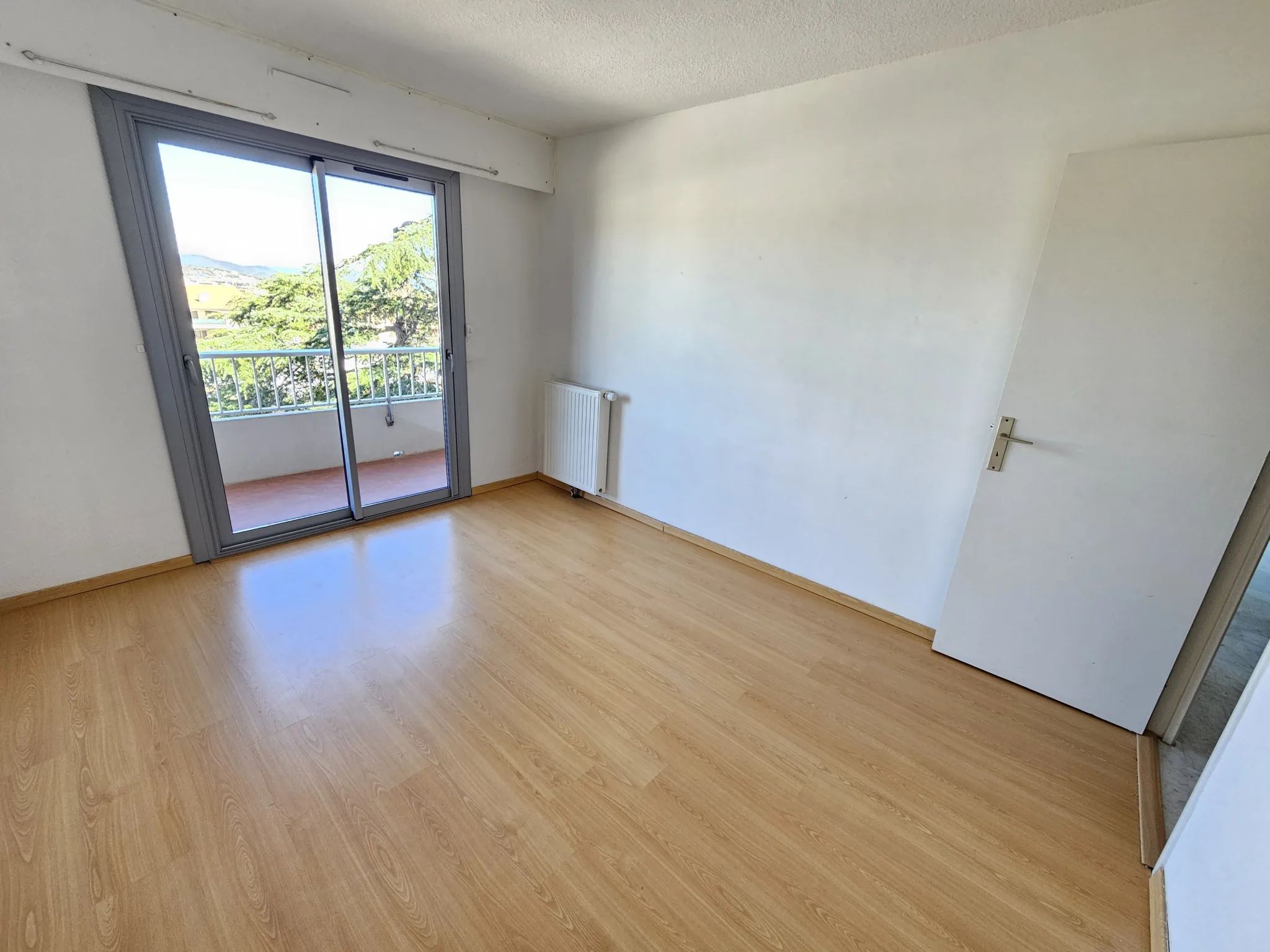 Appartement T3 lumineux de 68 m² avec parking et cave à Hyères 