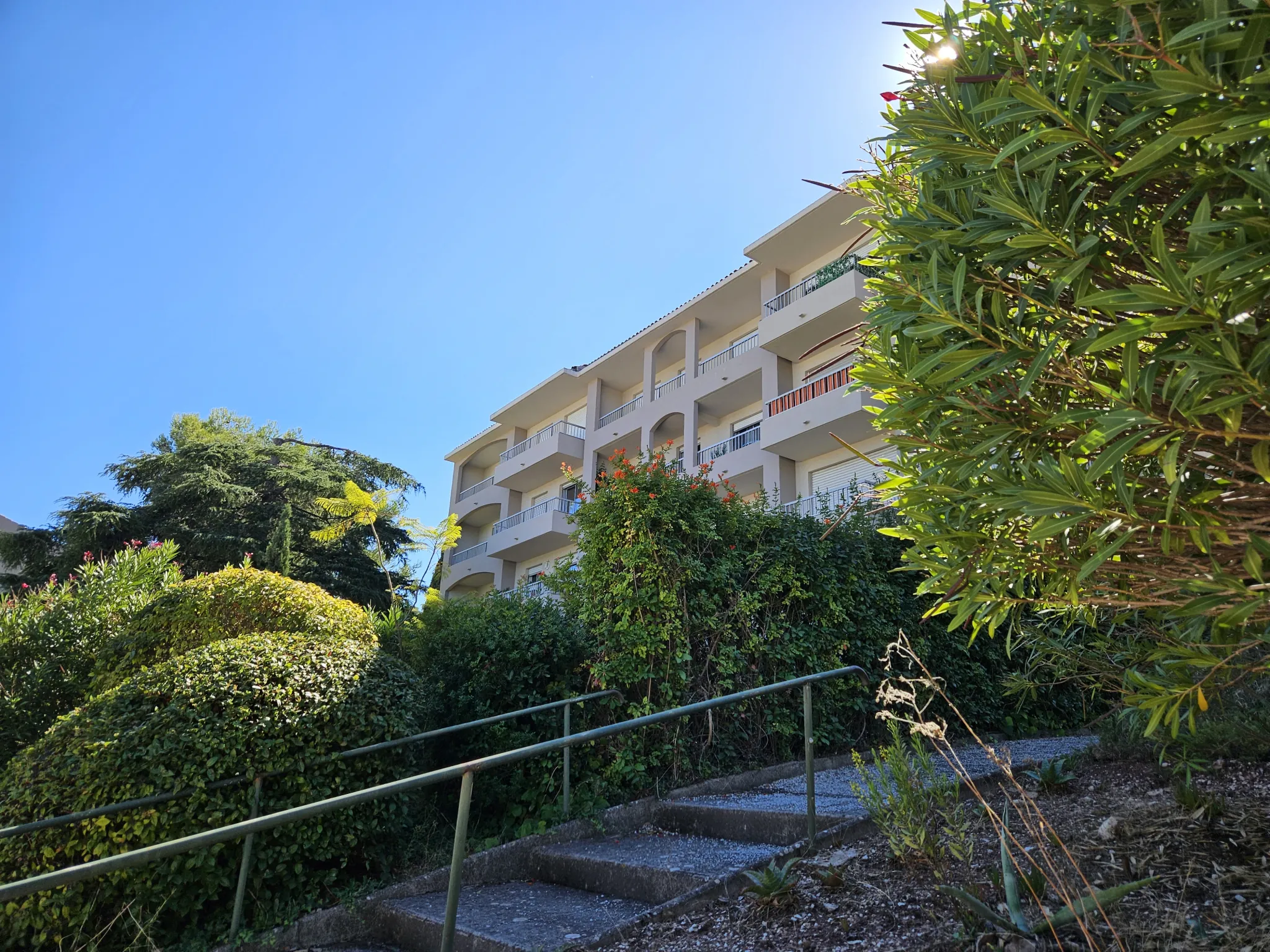 Appartement T3 lumineux de 68 m² avec parking et cave à Hyères 