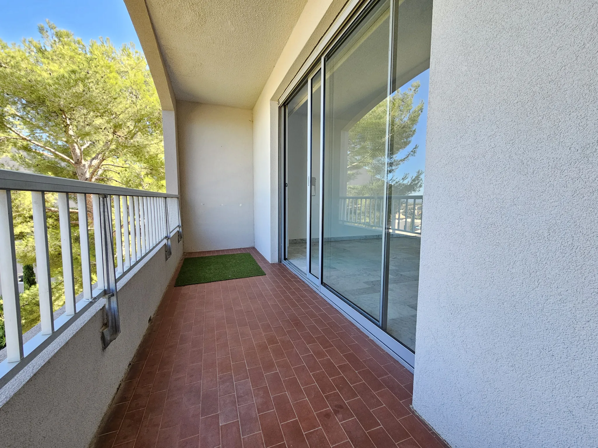 Appartement T3 lumineux de 68 m² avec parking et cave à Hyères 