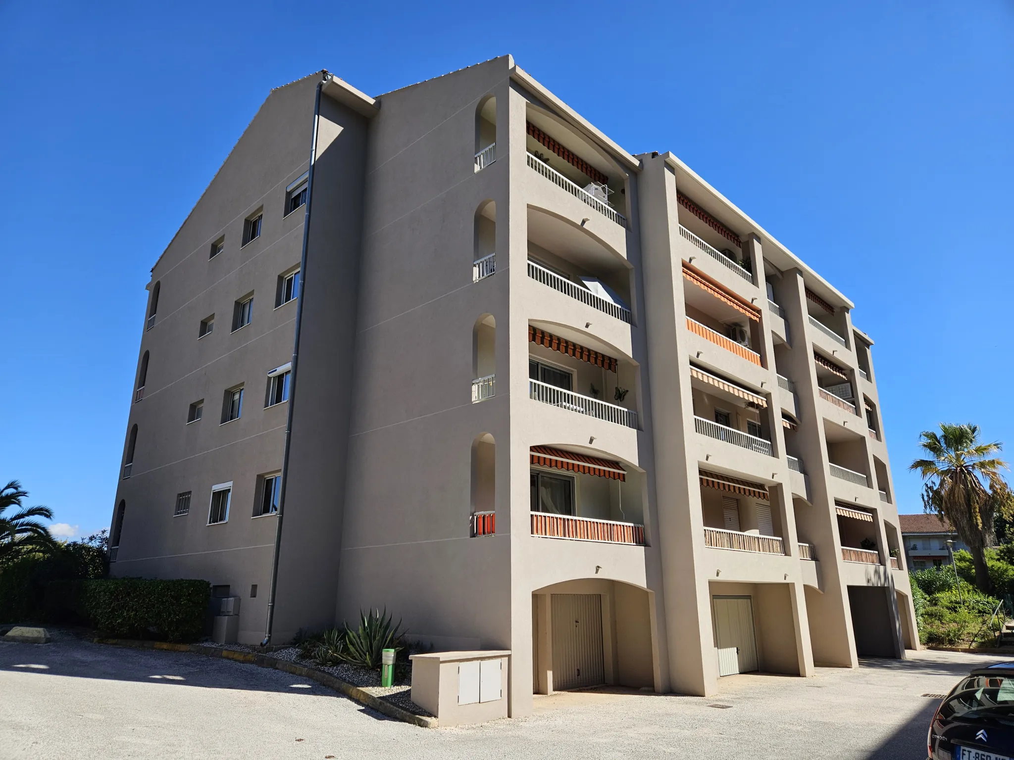 Appartement T3 lumineux de 68 m² avec parking et cave à Hyères