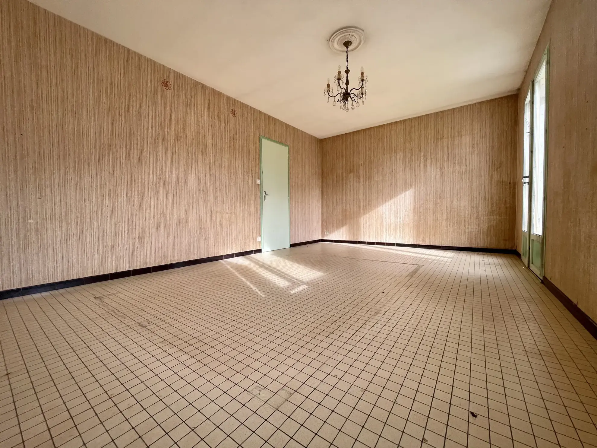 Maison à rénover à Challans - 3 chambres, garage et emplacement idéal 