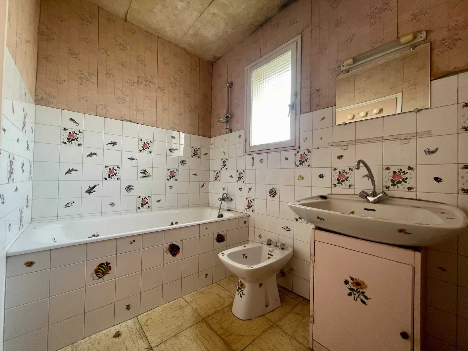 Maison à rénover à Challans - 3 chambres, garage et emplacement idéal 