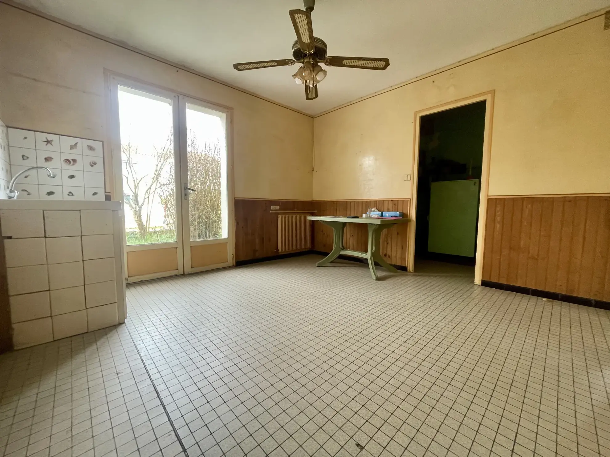 Maison à rénover à Challans - 3 chambres, garage et emplacement idéal 