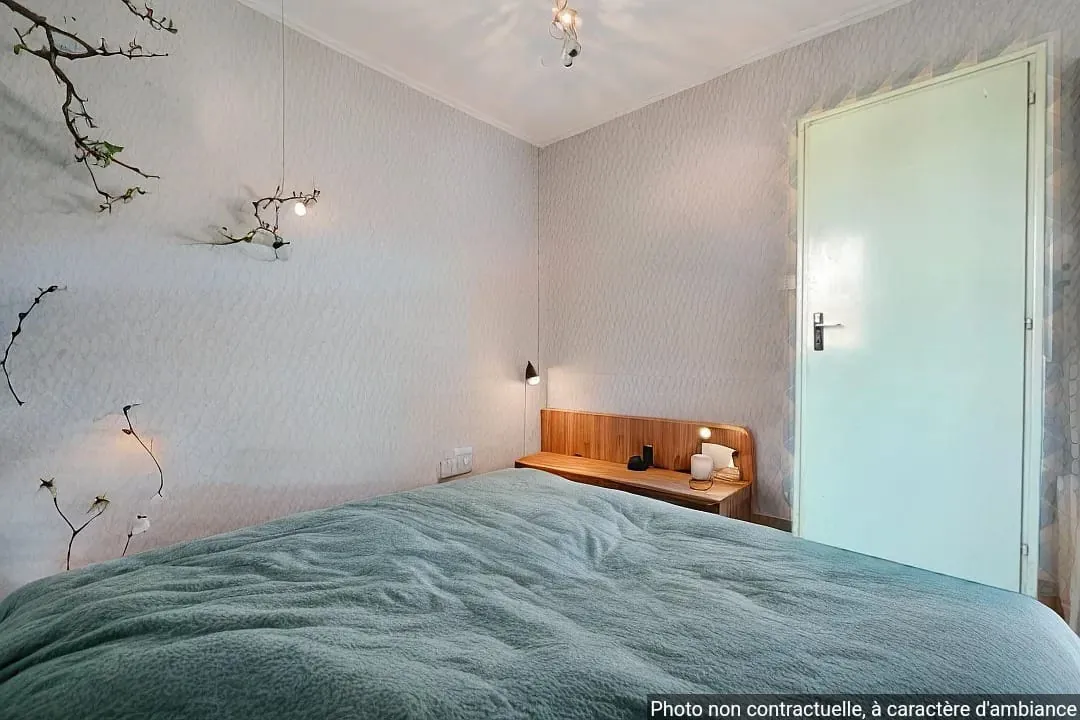 Maison à rénover à Challans - 3 chambres, garage et emplacement idéal 