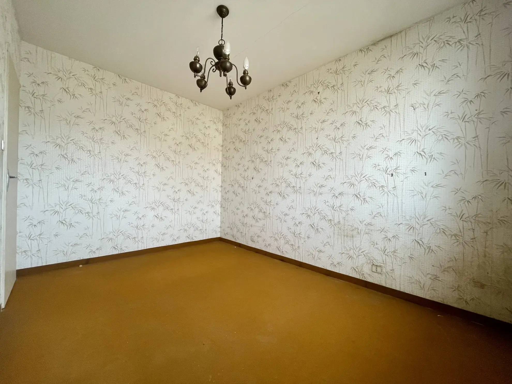 Maison à rénover à Challans - 3 chambres, garage et emplacement idéal 