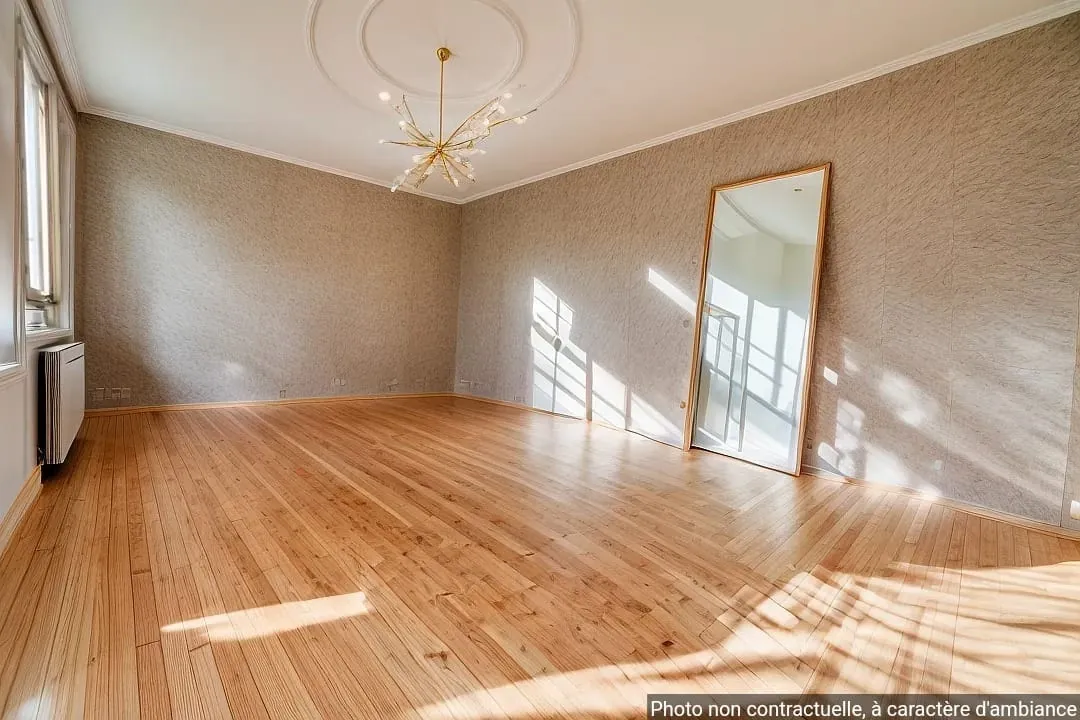 Maison à rénover à Challans - 3 chambres, garage et emplacement idéal 