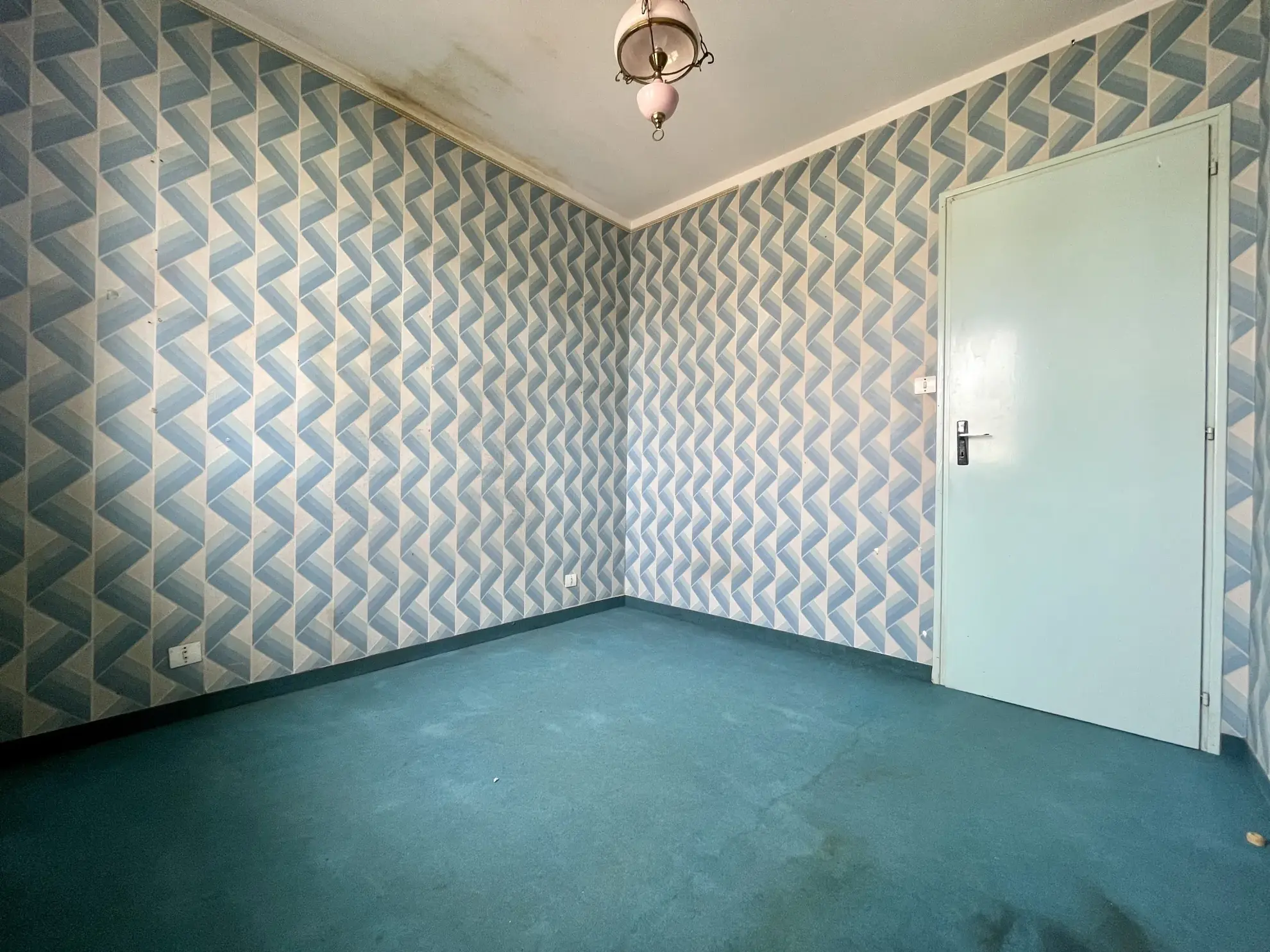 Maison à rénover à Challans - 3 chambres, garage et emplacement idéal 