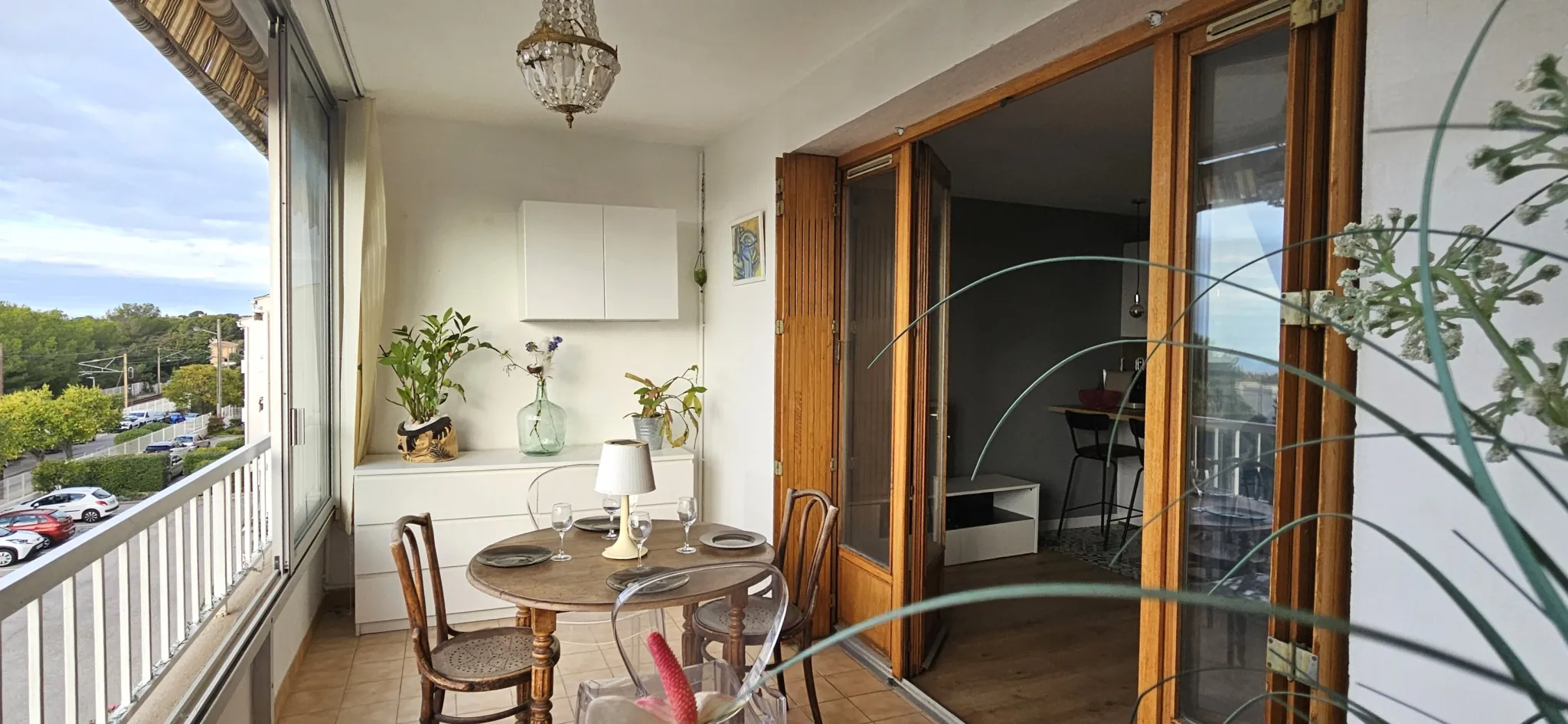 Appartement T2 rénové avec vue mer à Bandol, dernier étage, loggia plein sud, parking inclus 