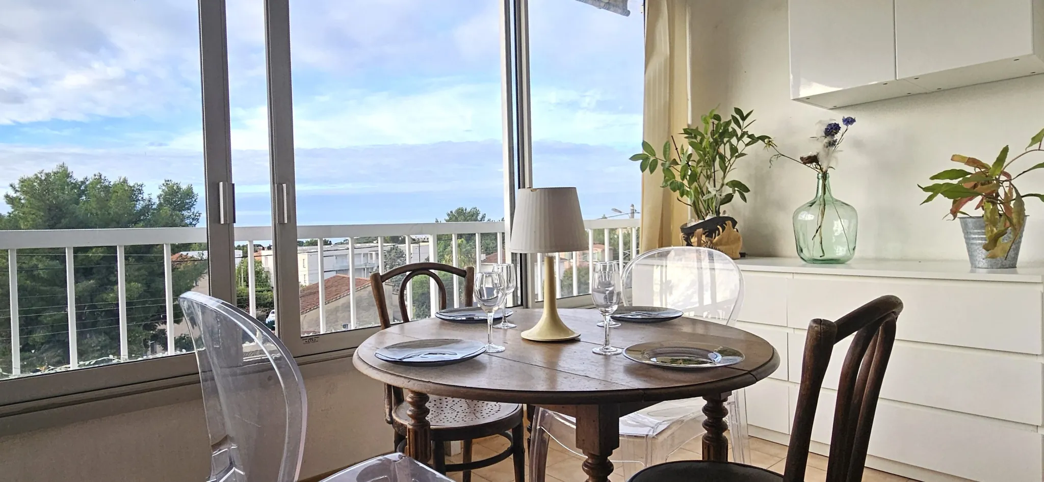 Appartement T2 rénové avec vue mer à Bandol, dernier étage, loggia plein sud, parking inclus