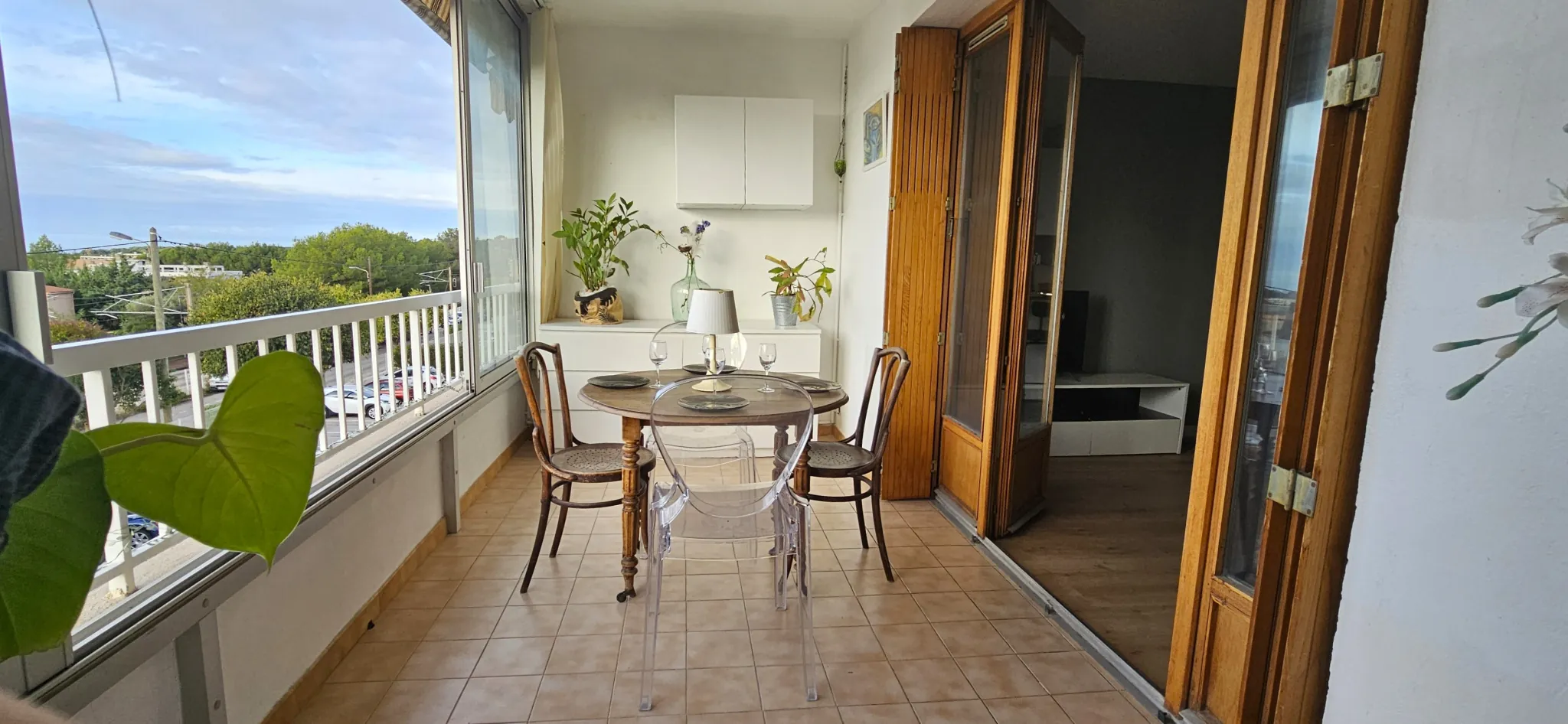 Appartement T2 rénové avec vue mer à Bandol, dernier étage, loggia plein sud, parking inclus 